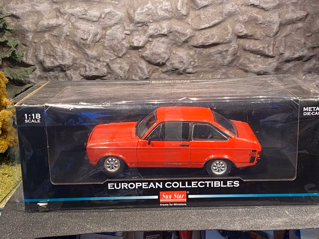 Skala 1/18 1975' Ford Escort MKII Sport, Röd fr SUN STAR