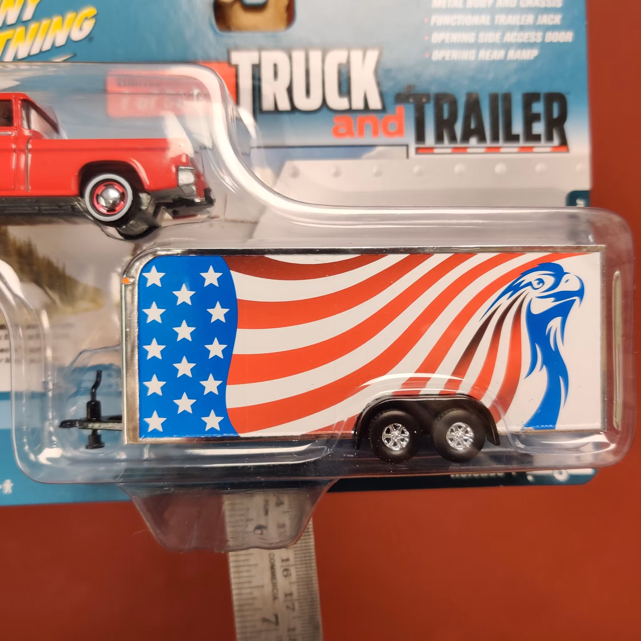 Skala 1/64 Chevrolet Cameo 55' med stängd trailer "Truck & Trailer" från Johnny Lighting