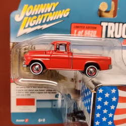 Skala 1/64 Chevrolet Cameo 55' med stängd trailer "Truck & Trailer" från Johnny Lighting