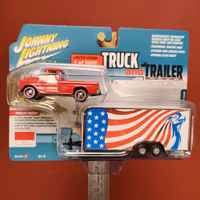 Skala 1/64 Chevrolet Cameo 55' med stängd trailer "Truck & Trailer" från Johnny Lighting