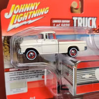 Skala 1/64 Chevrolet Cameo 55' med stängd trailer "Truck & Trailer" från Johnny Lighting