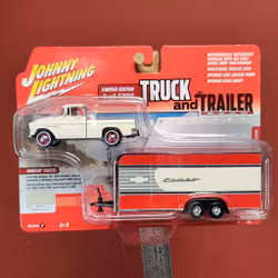 Skala 1/64 Chevrolet Cameo 55' med stängd trailer "Truck & Trailer" från Johnny Lighting