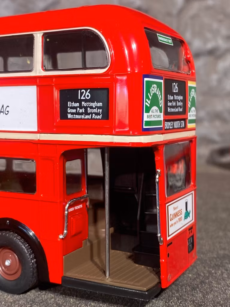 Skala 1/43 Londonbuss, Dubbeldeckare,  AEC Regent III RT 1939 fr IXO Models