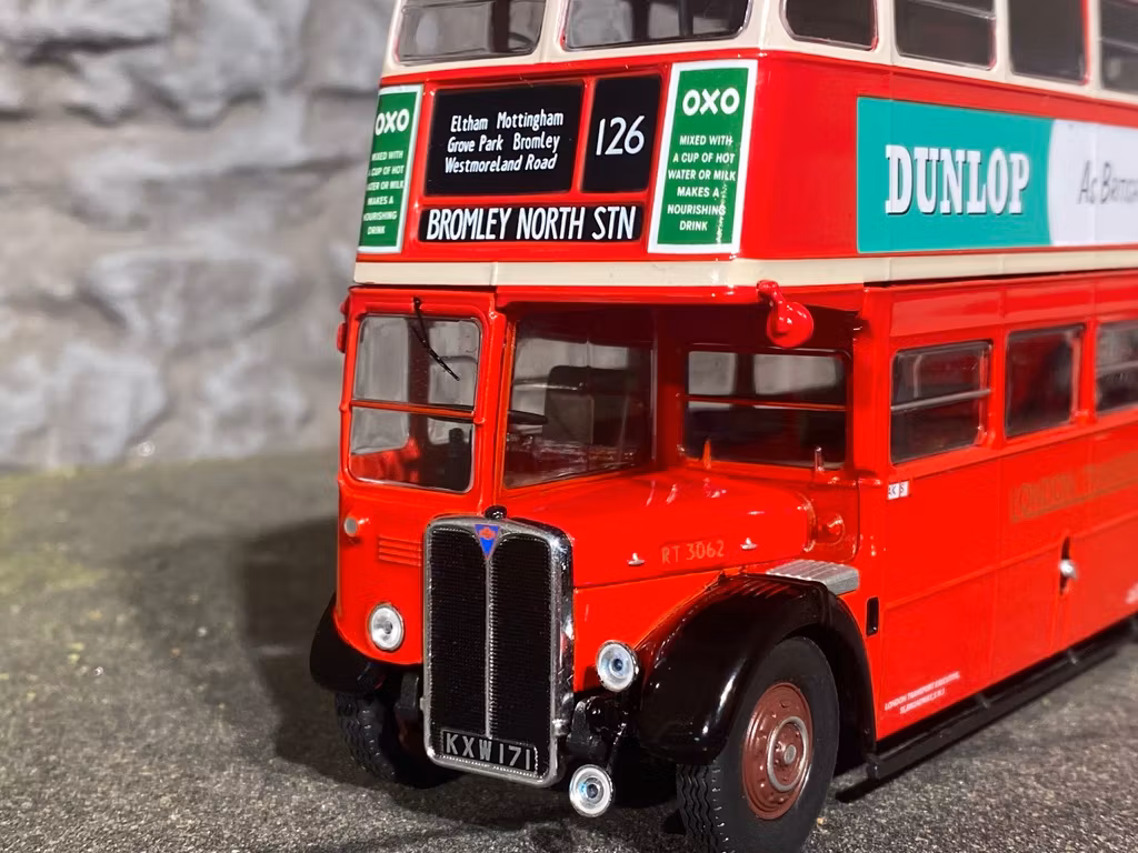 Skala 1/43 Londonbuss, Dubbeldeckare,  AEC Regent III RT 1939 fr IXO Models