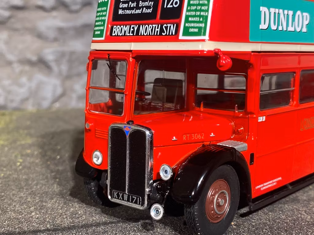 Skala 1/43 Londonbuss, Dubbeldeckare,  AEC Regent III RT 1939 fr IXO Models