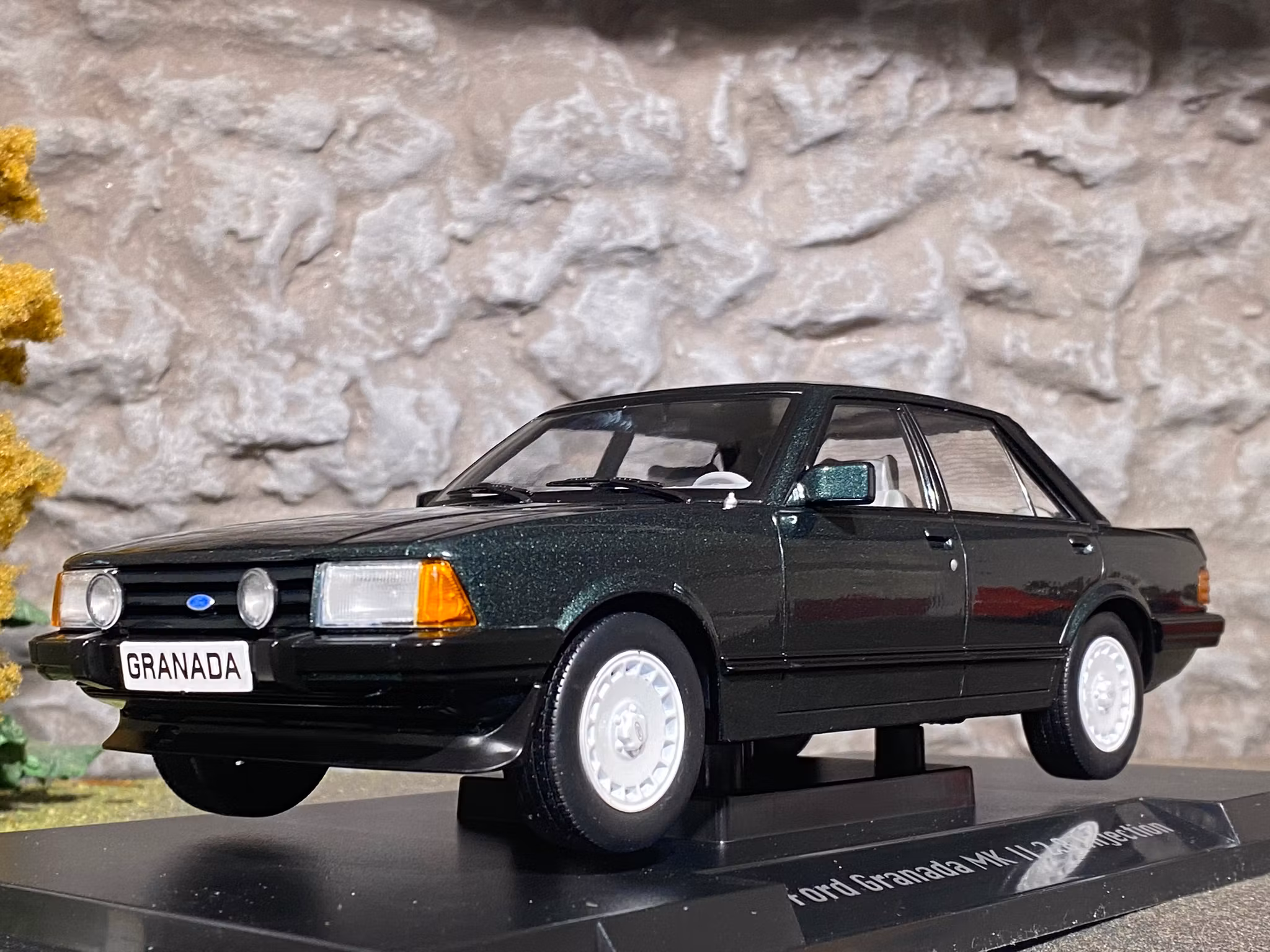 Skala 1/18 Ford Granada Mk II 2,8 Injection, Mörkgrön met. fr MCG / Model Car Group