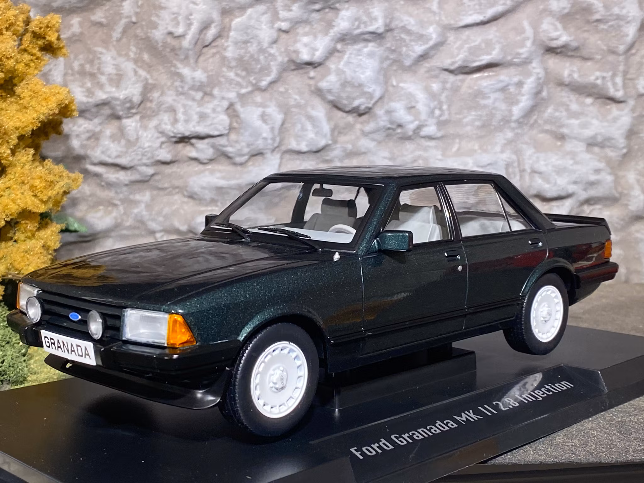 Skala 1/18 Ford Granada Mk II 2,8 Injection, Mörkgrön met. fr MCG / Model Car Group