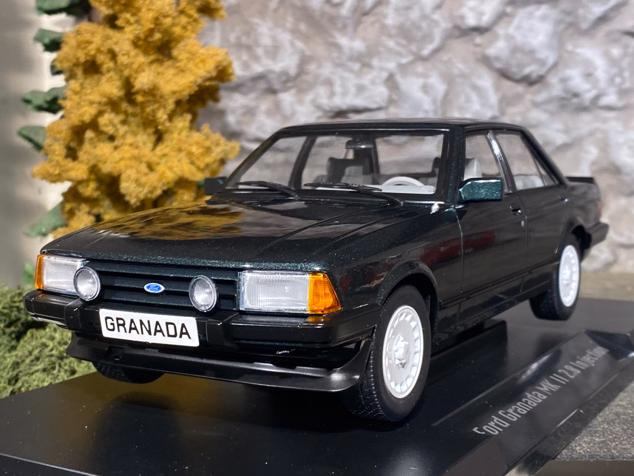 Skala 1/18 Ford Granada Mk II 2,8 Injection, Mörkgrön met. fr MCG / Model Car Group