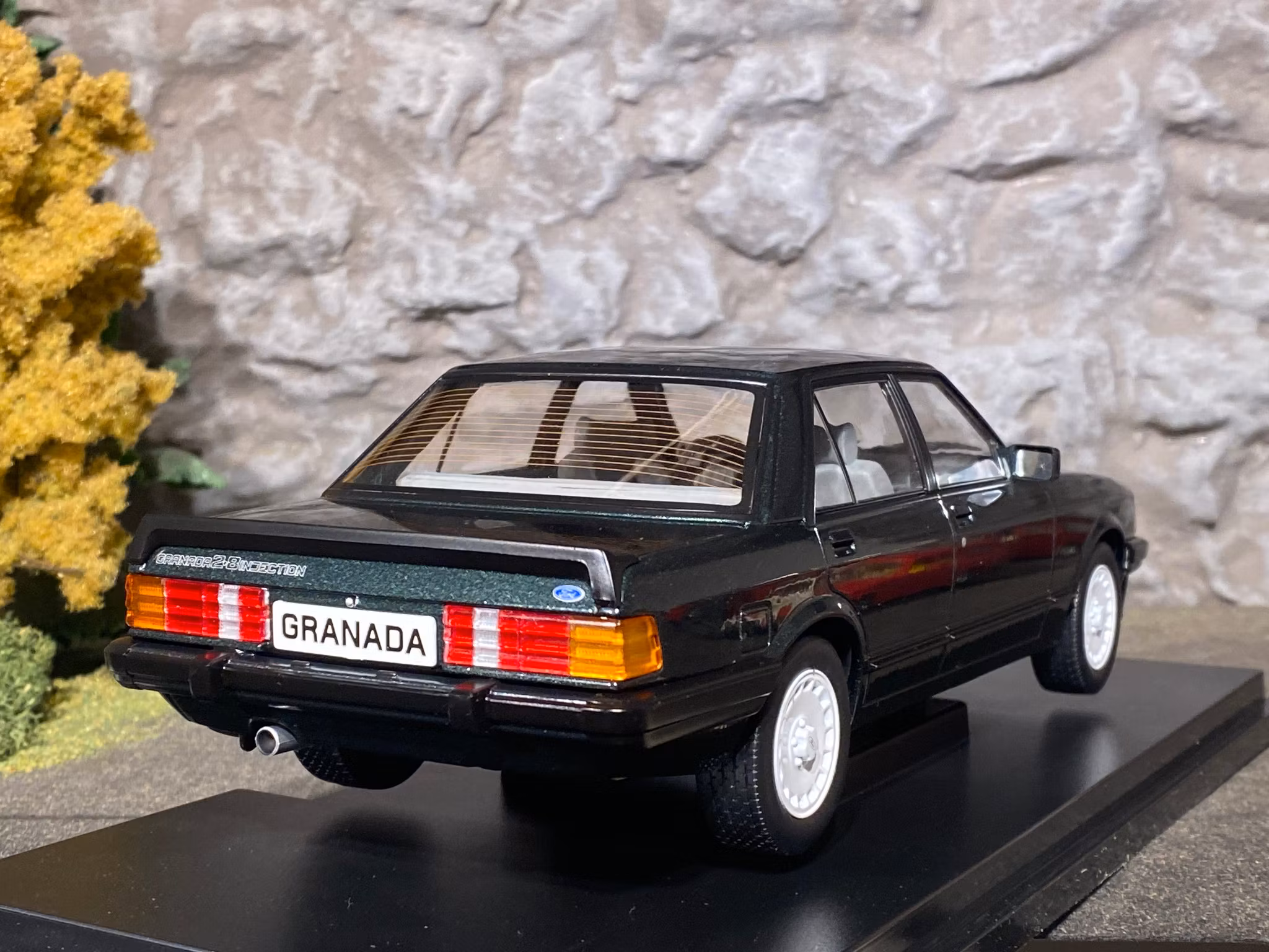 Skala 1/18 Ford Granada Mk II 2,8 Injection, Mörkgrön met. fr MCG / Model Car Group
