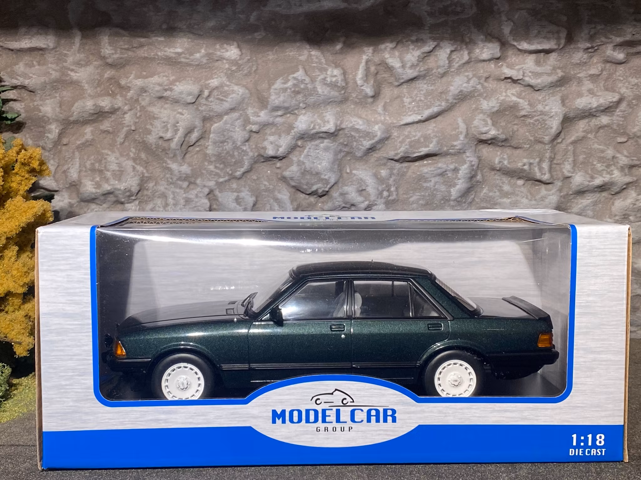 Skala 1/18 Ford Granada Mk II 2,8 Injection, Mörkgrön met. fr MCG / Model Car Group