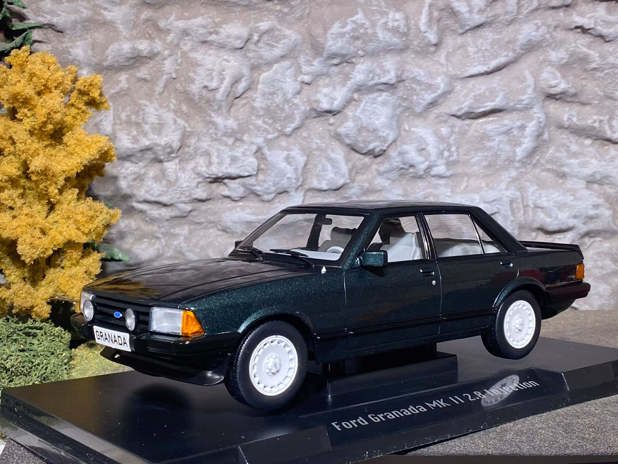 Skala 1/18 Ford Granada Mk II 2,8 Injection, Mörkgrön met. fr MCG / Model Car Group