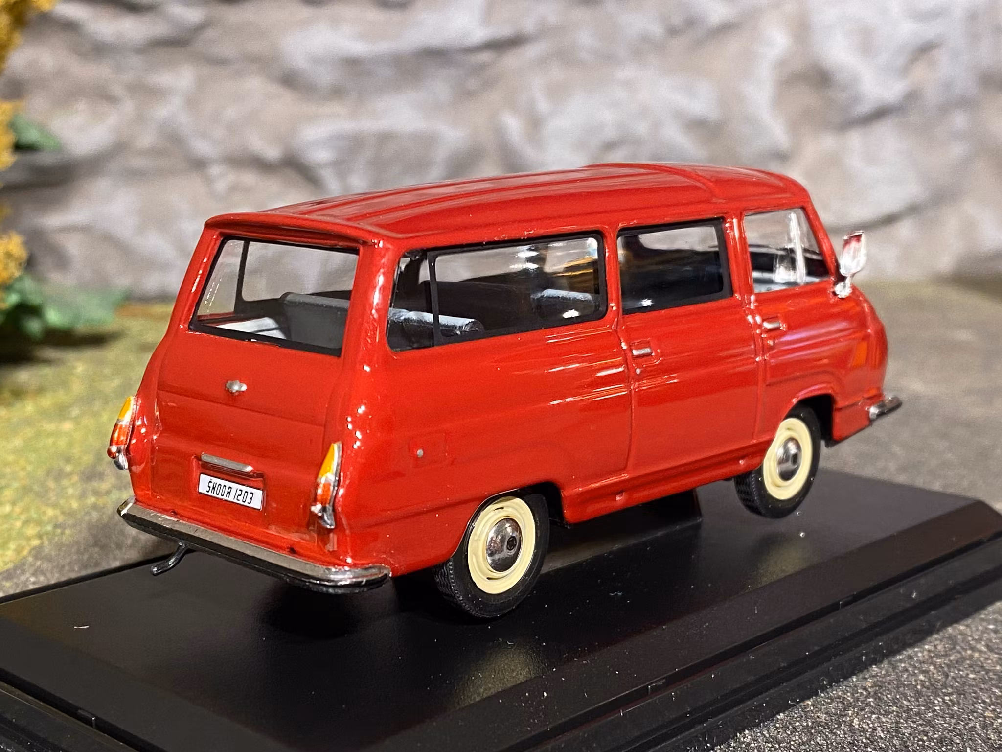 Skala 1/43 Škoda Microbuss 1203, fr Abrex
