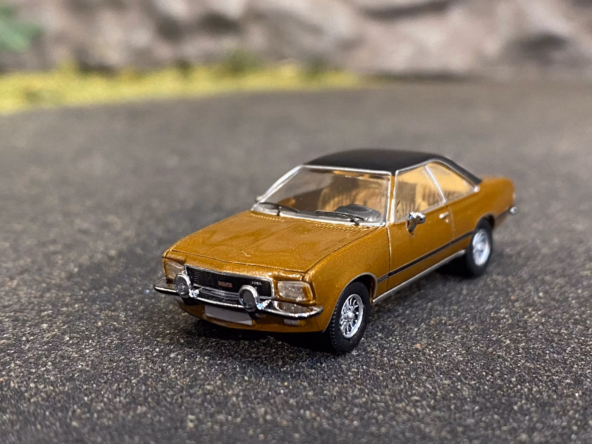 Skala 1/87 - Opel Commodore B Coupé, Brun metallic från PCX87
