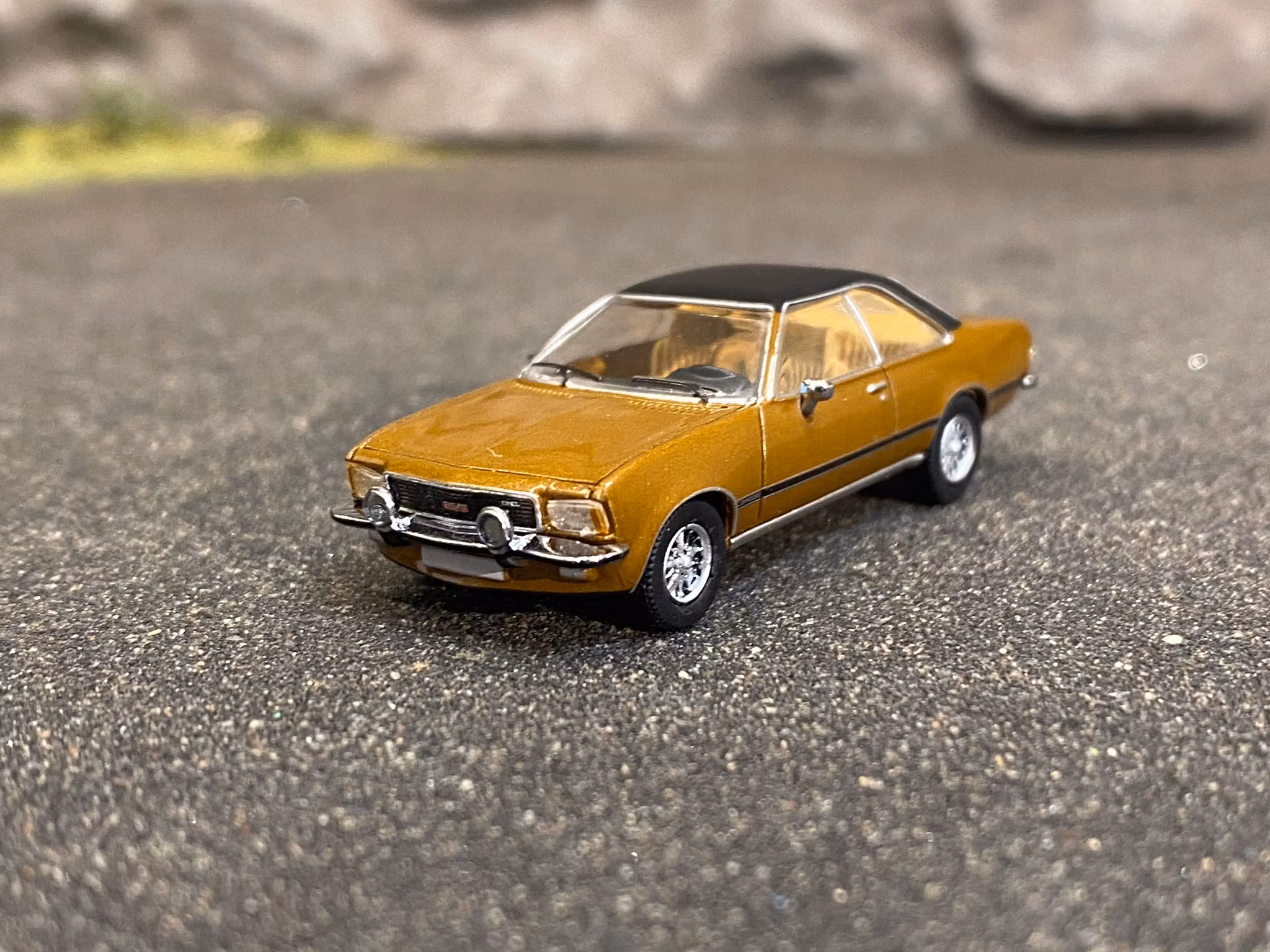 Skala 1/87 - Opel Commodore B Coupé, Brun metallic från PCX87