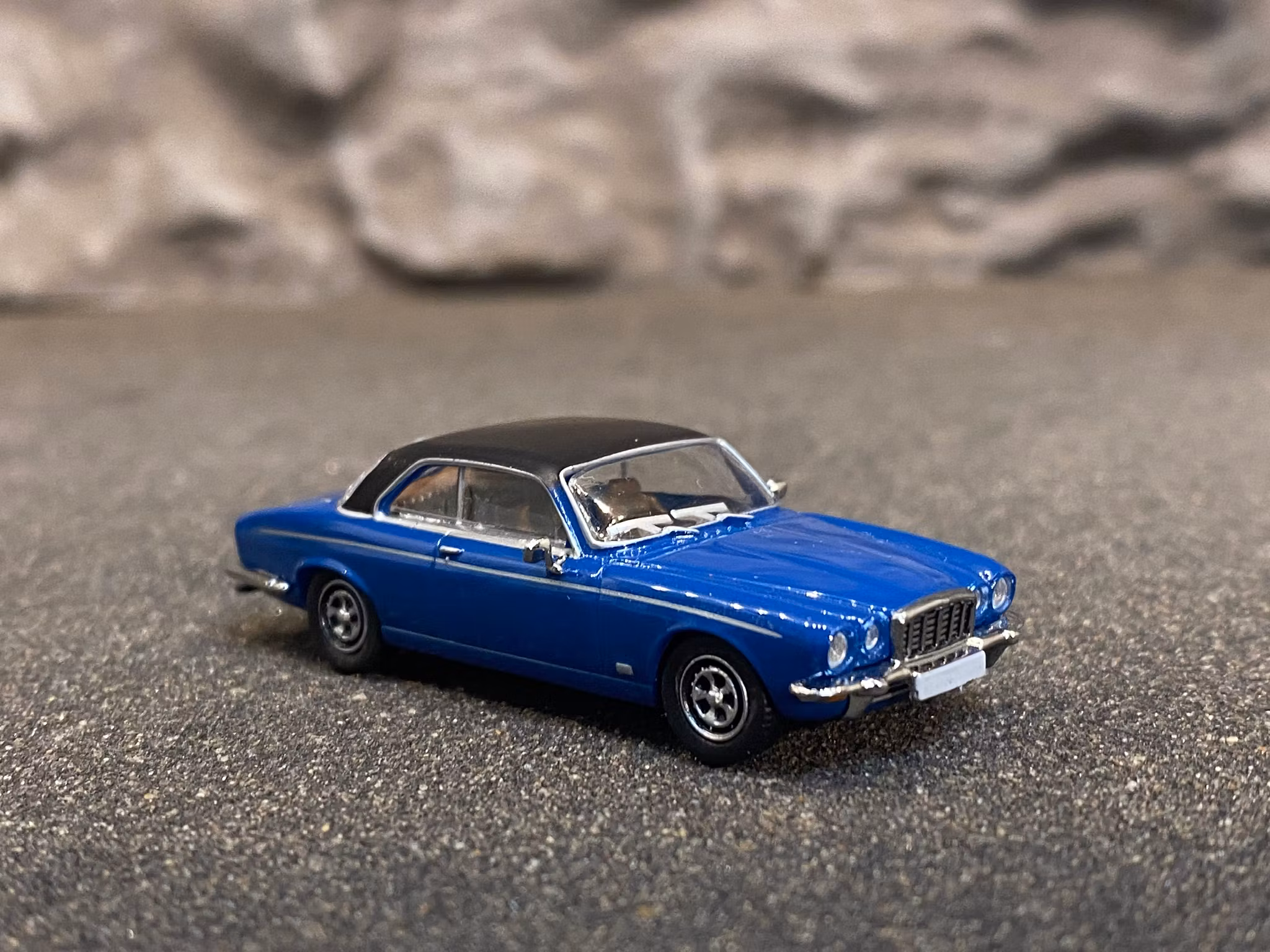 Skala 1/87 - Jaguar XJ-C, Blå m Matt svart tak från PCX87