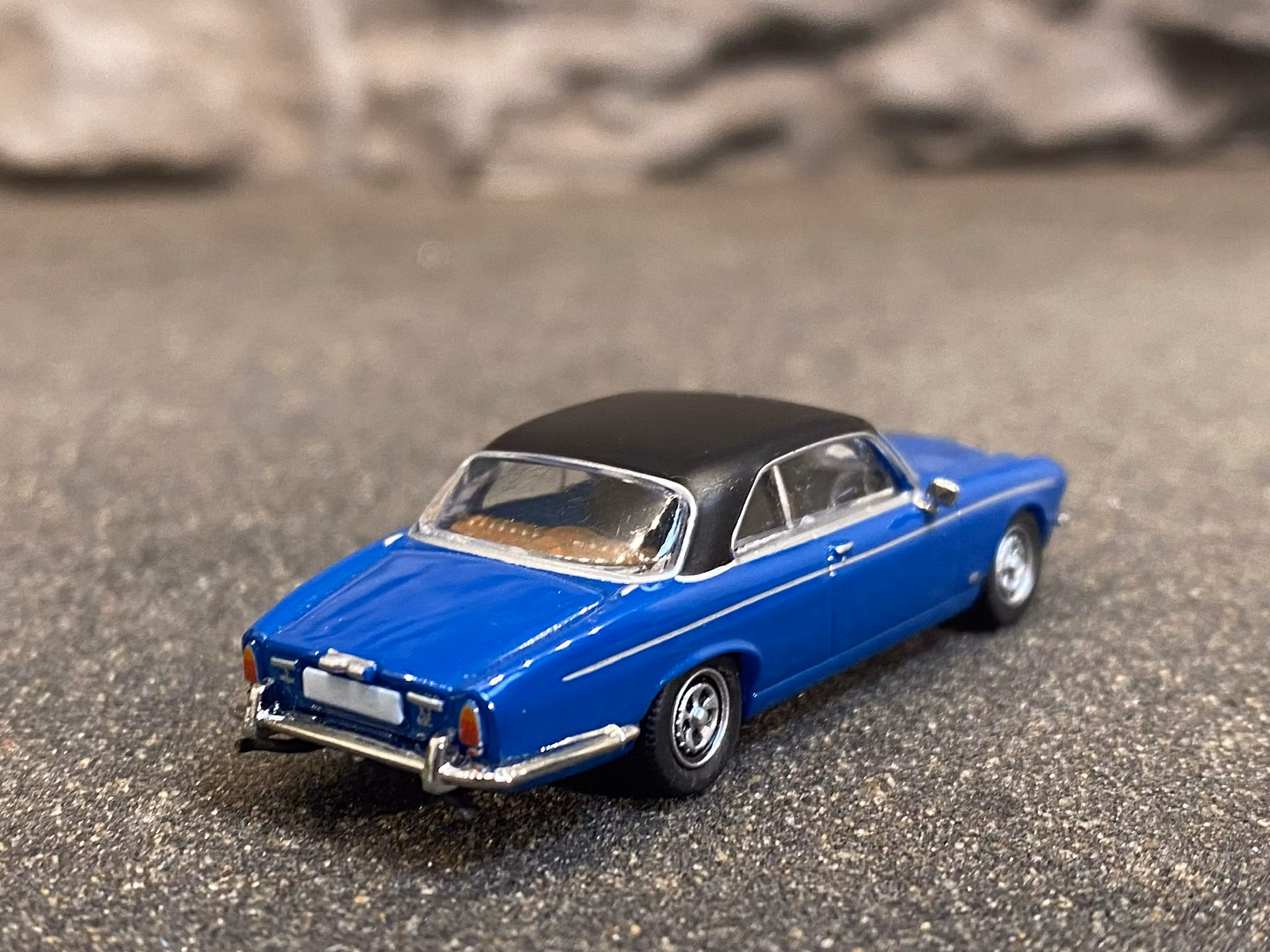 Skala 1/87 - Jaguar XJ-C, Blå m Matt svart tak från PCX87