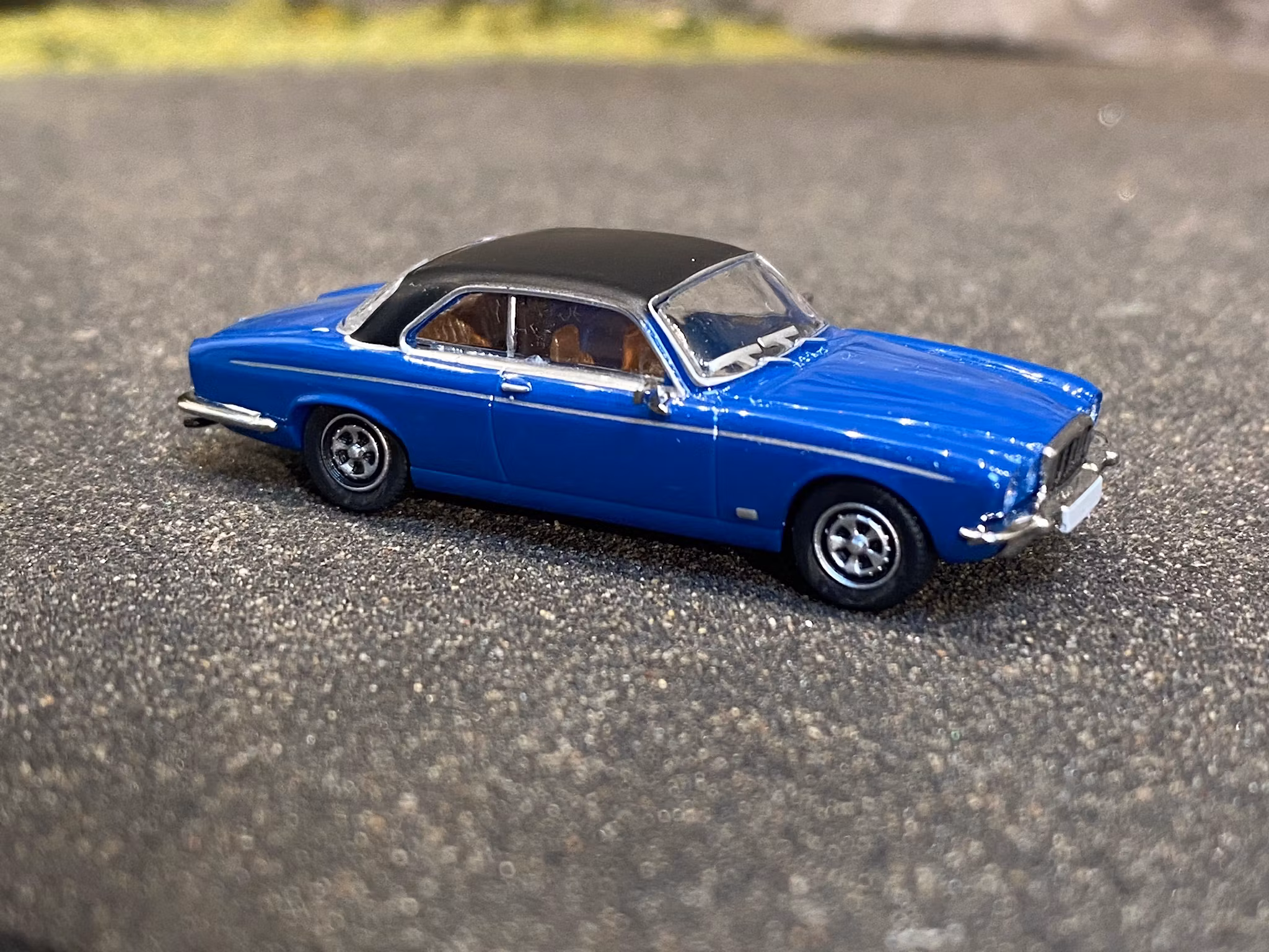 Skala 1/87 - Jaguar XJ-C, Blå m Matt svart tak från PCX87