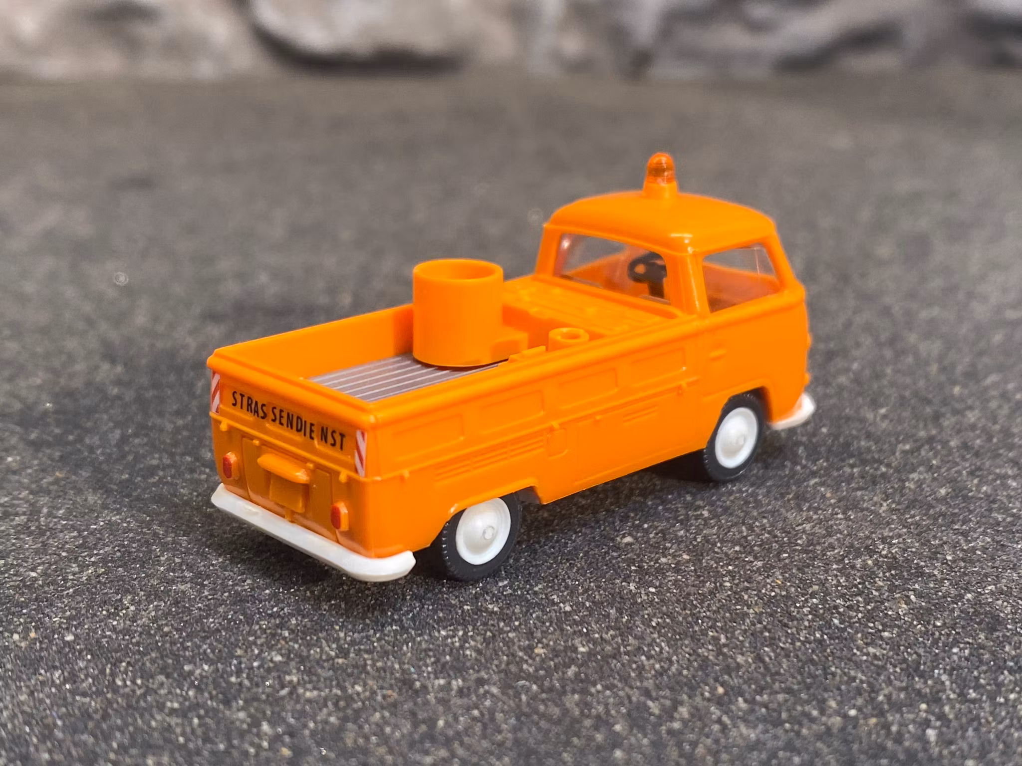 Skala 1/87 - Volkswagen T2 Folka Transporter, Orange m Grått flak från Wiking