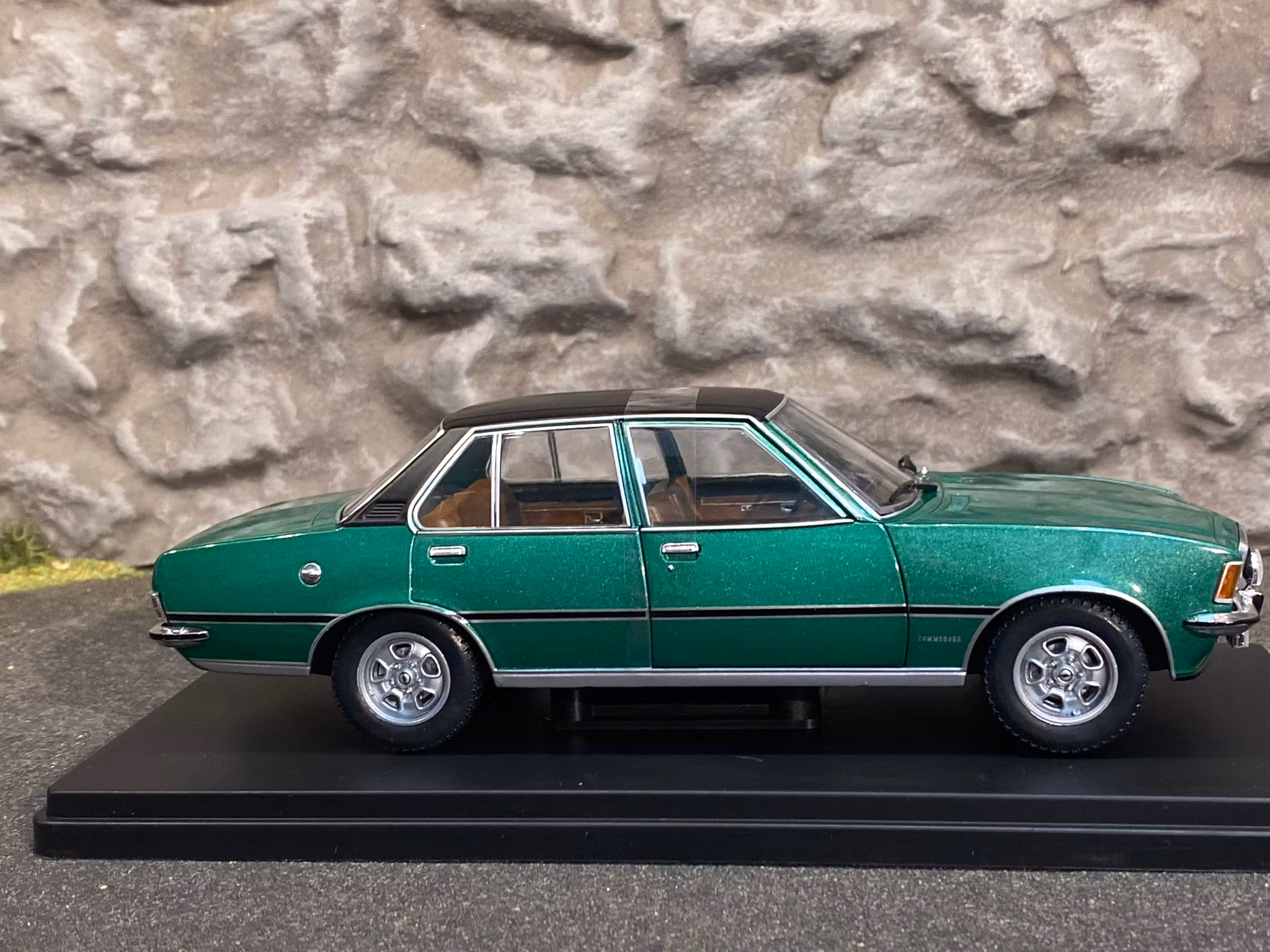 Skala 1/24 Opel Commodore B GS/E från WhiteBox