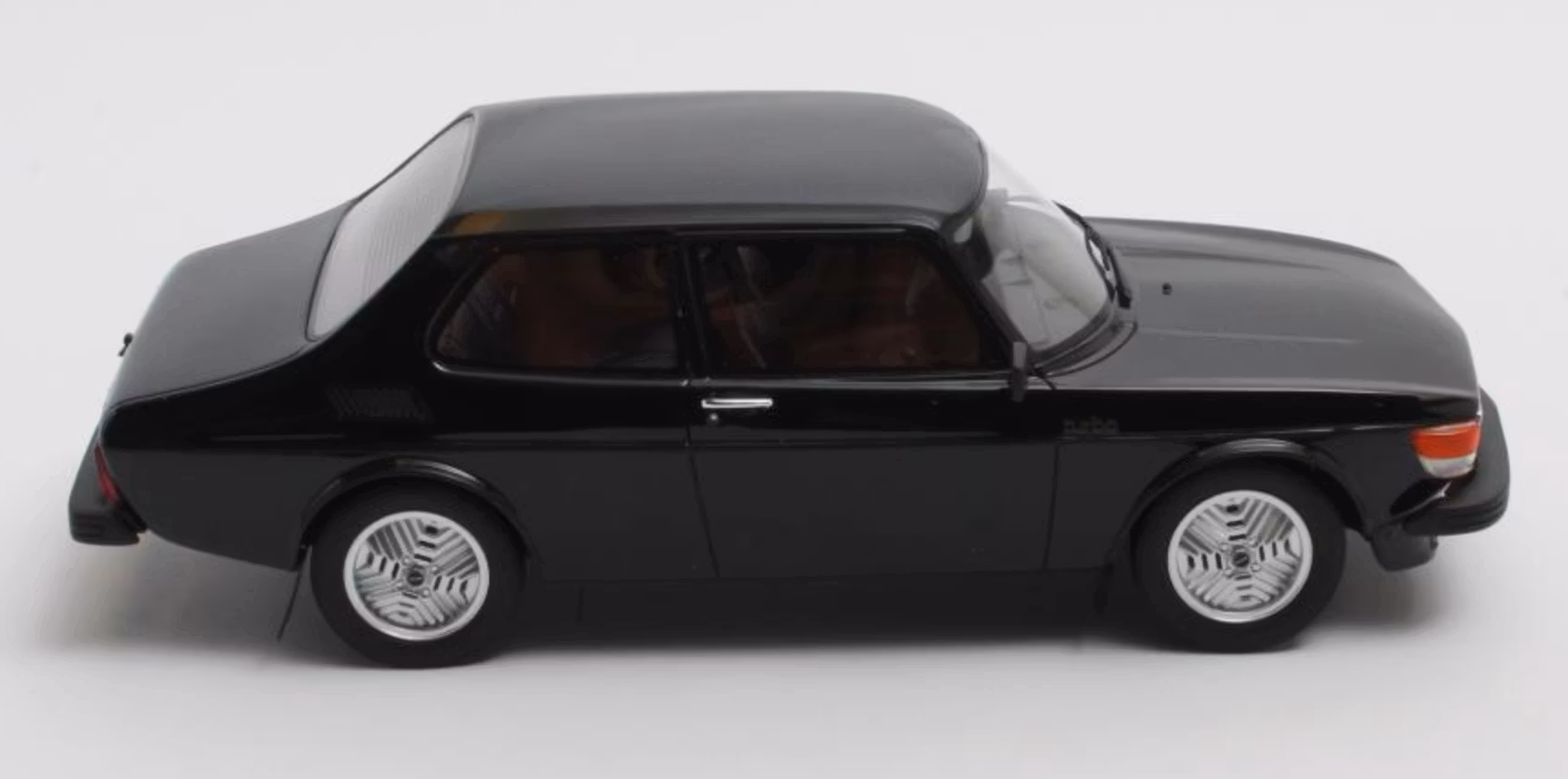 Skala 1/18 Otroligt fin Saab 99 TURBO 77' Svart från CULT Scale Models