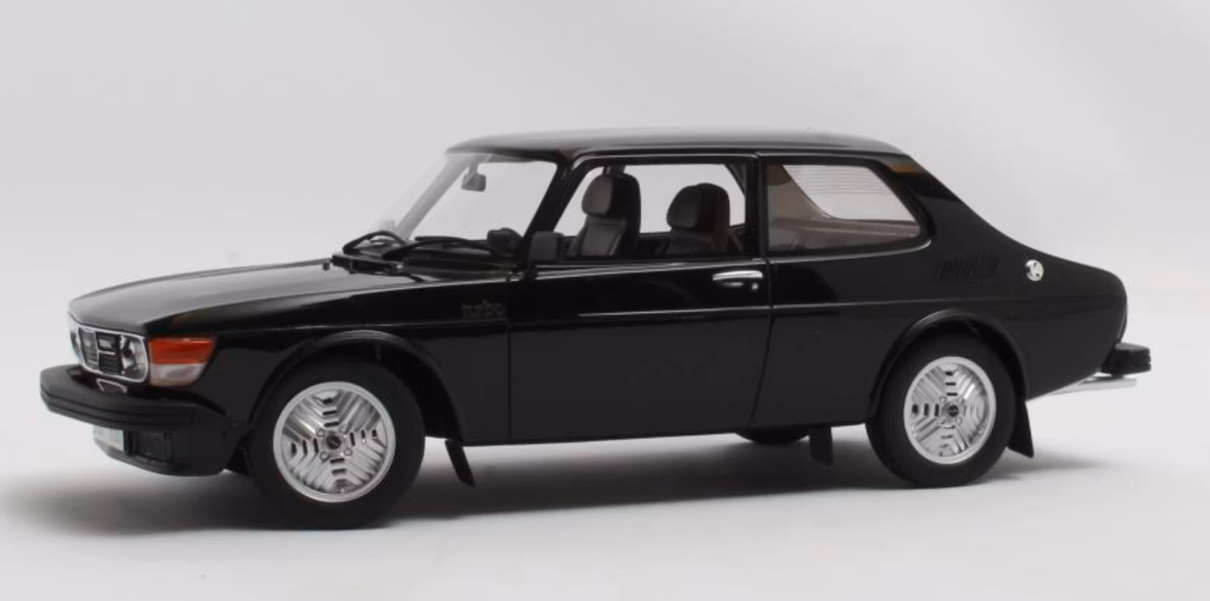 Skala 1/18 Otroligt fin Saab 99 TURBO 77' Svart från CULT Scale Models