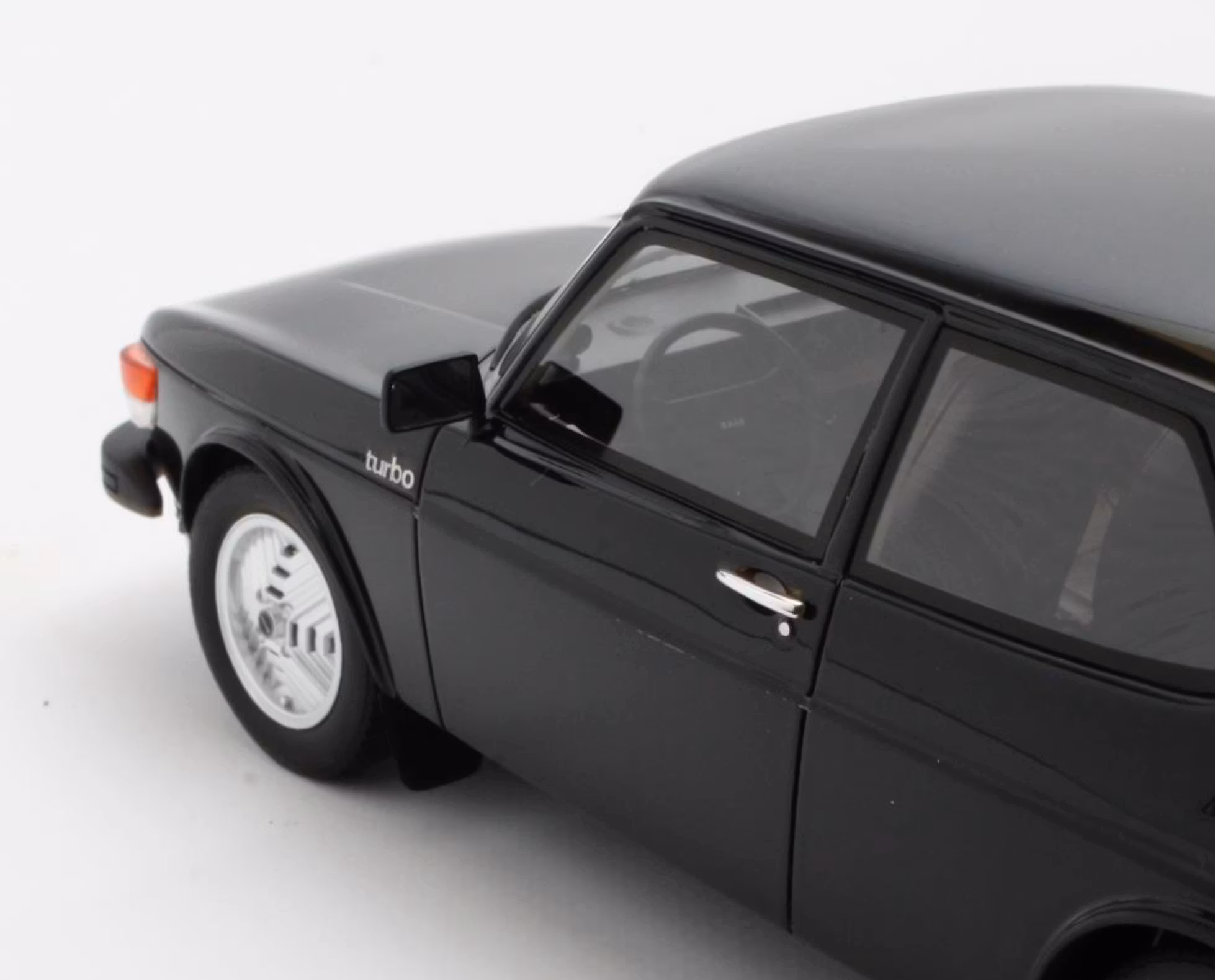 Skala 1/18 Otroligt fin Saab 99 TURBO 77' Svart från CULT Scale Models