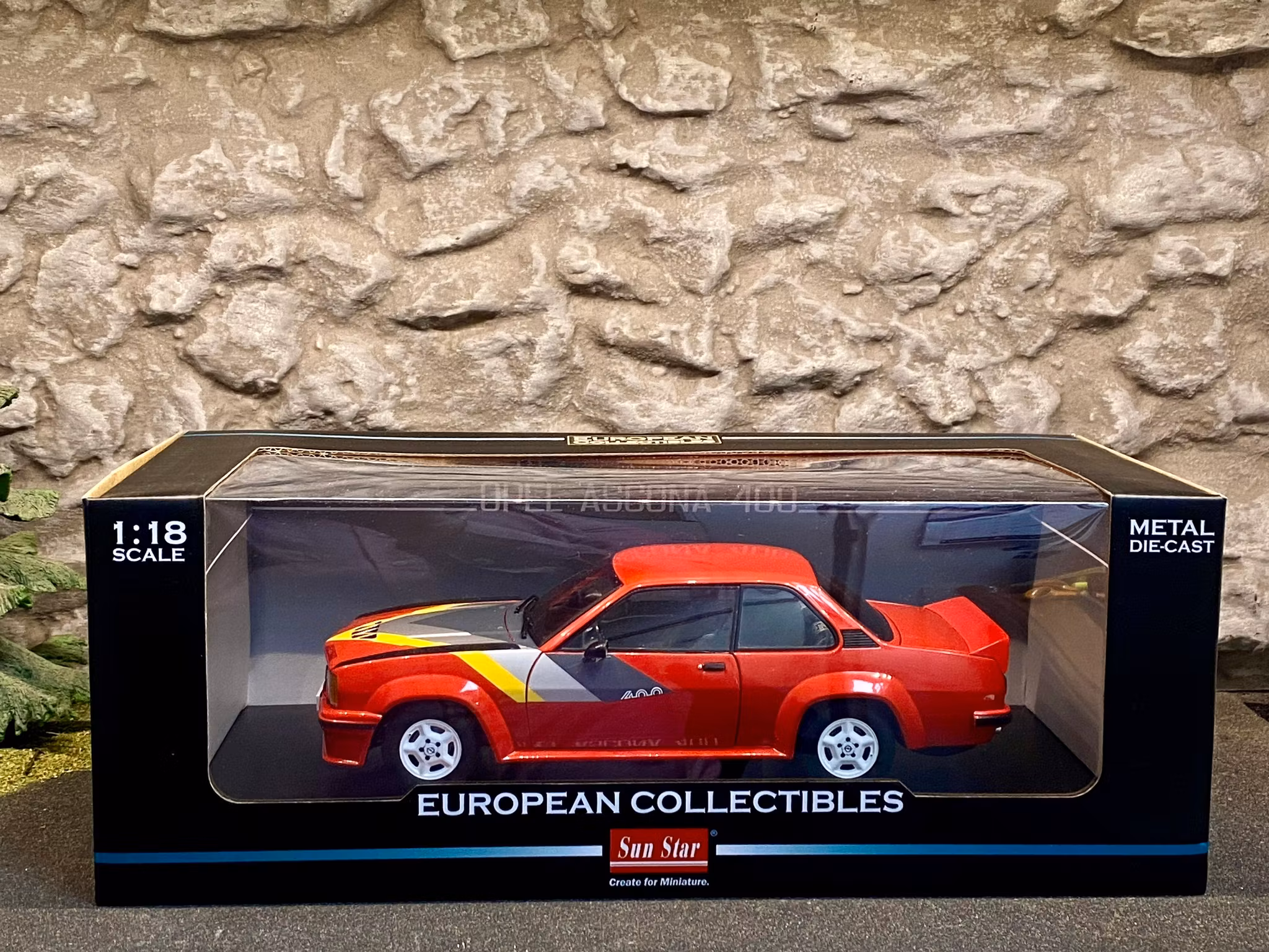 Skala 1/18 Opel Ascona 400 B, Röd fr SUN STAR