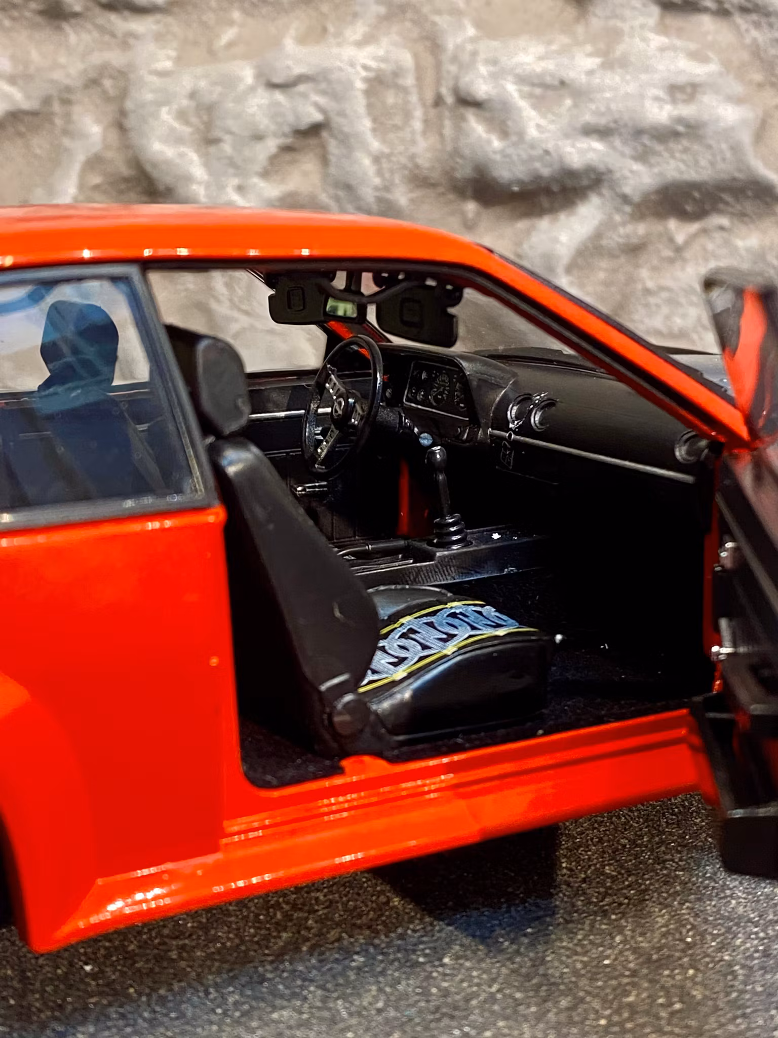 Skala 1/18 Opel Ascona 400 B, Röd fr SUN STAR