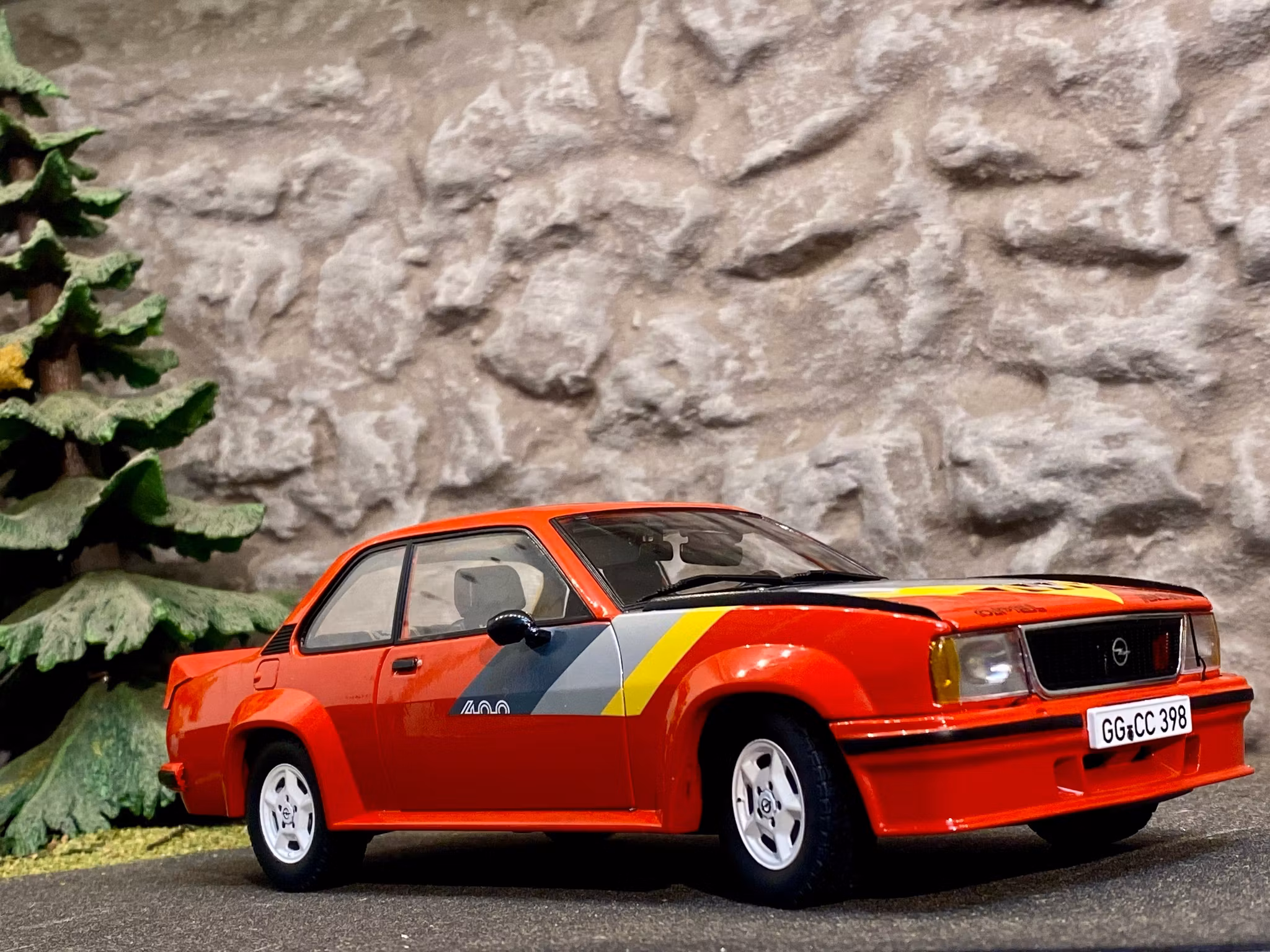 Skala 1/18 Opel Ascona 400 B, Röd fr SUN STAR