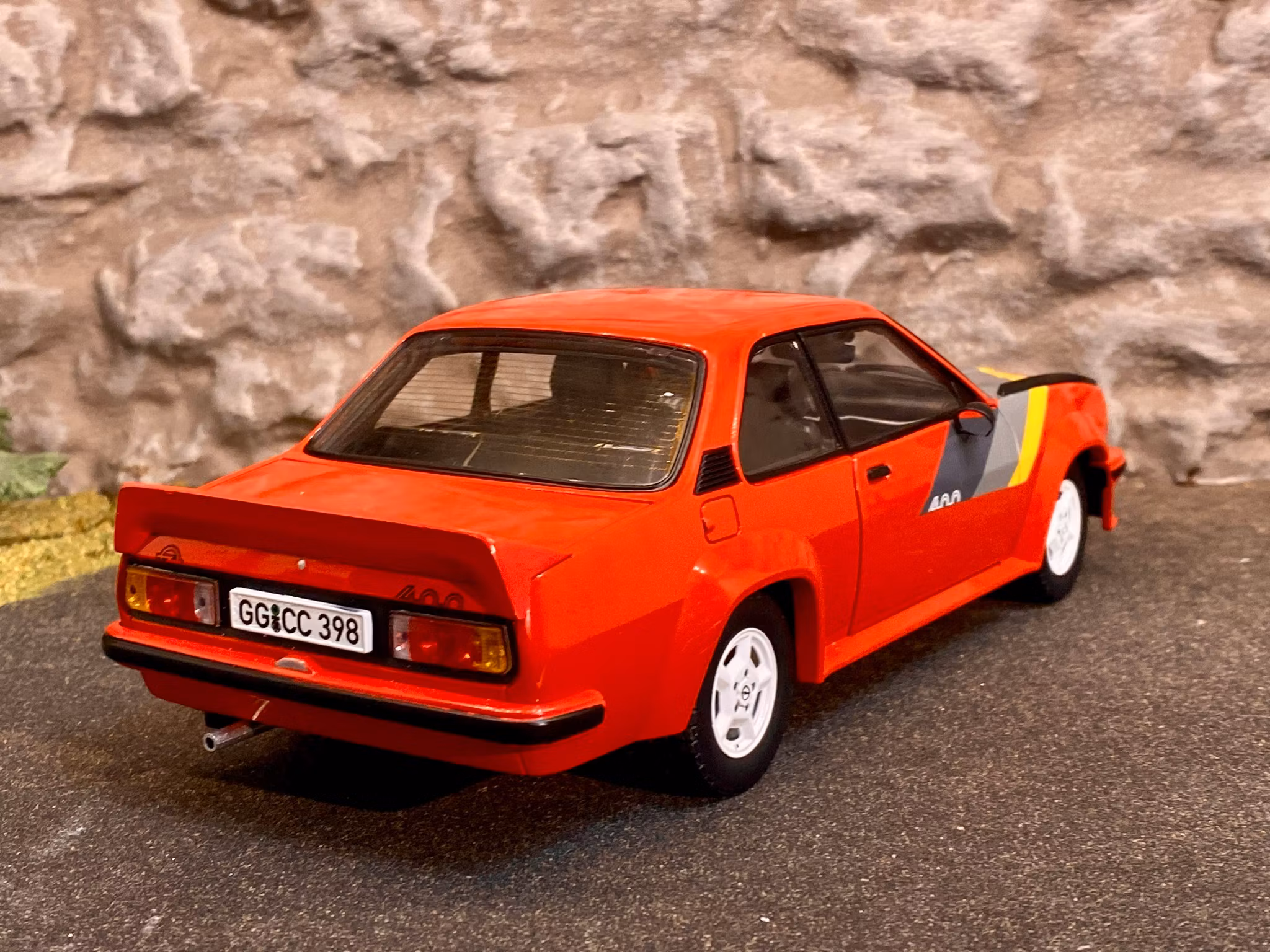 Skala 1/18 Opel Ascona 400 B, Röd fr SUN STAR