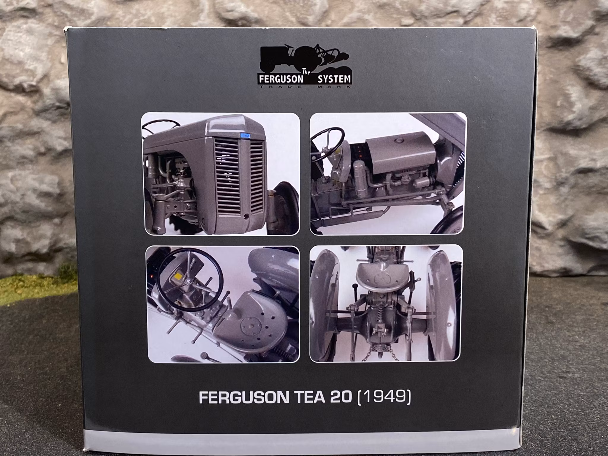 Skala 1/16 - Mycket fin "Grålle" Ferguson TEA 20 1949' från Universal Hobbies