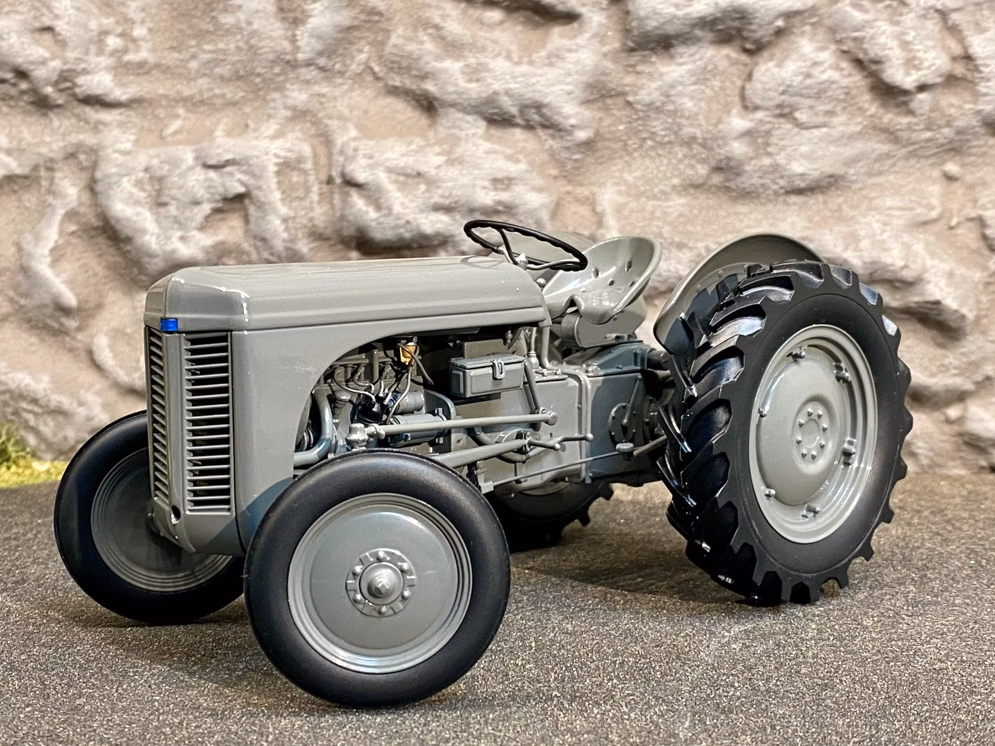 Skala 1/16 - Mycket fin "Grålle" Ferguson TEA 20 1949' från Universal Hobbies