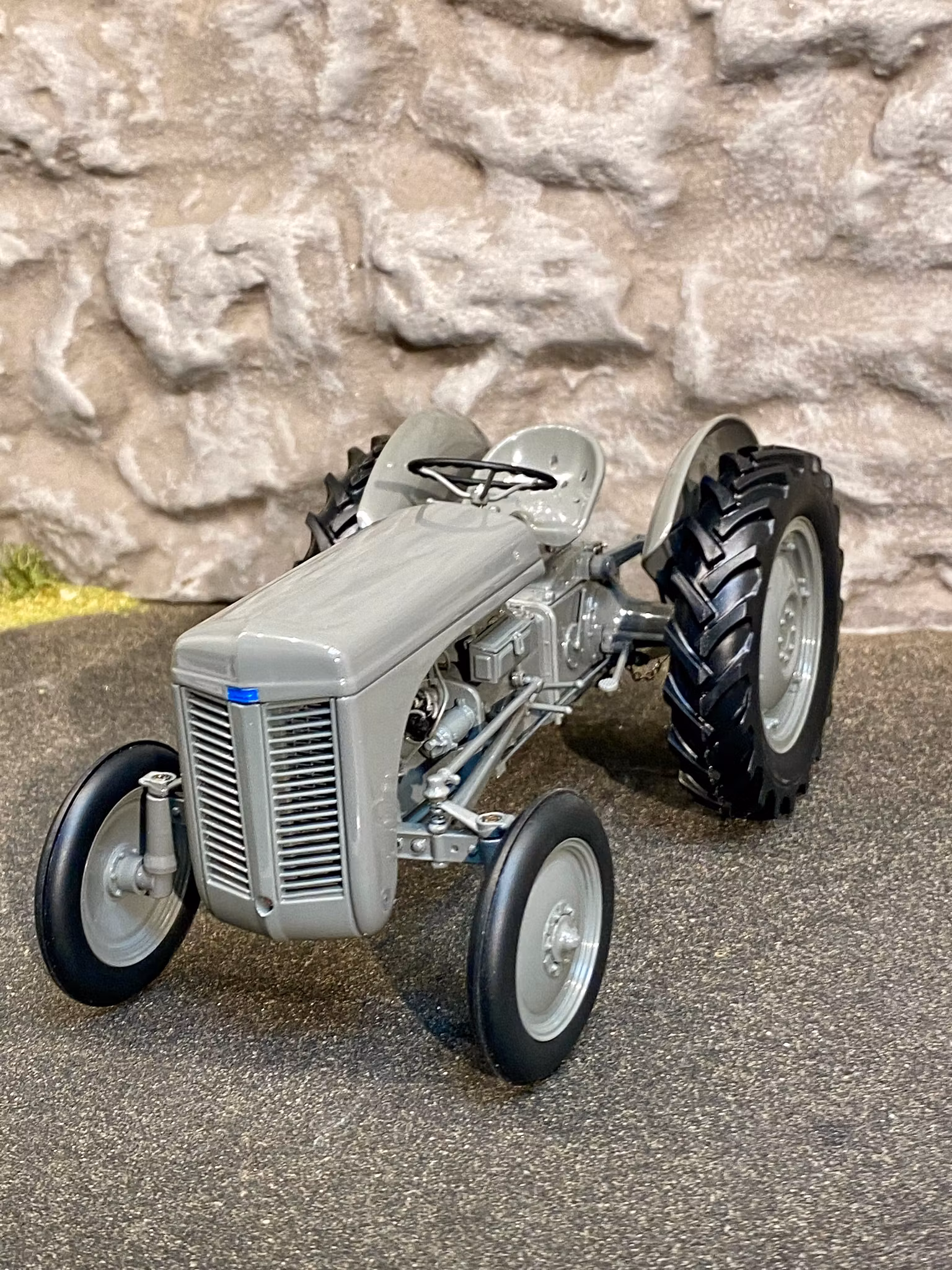 Skala 1/16 - Mycket fin "Grålle" Ferguson TEA 20 1949' från Universal Hobbies