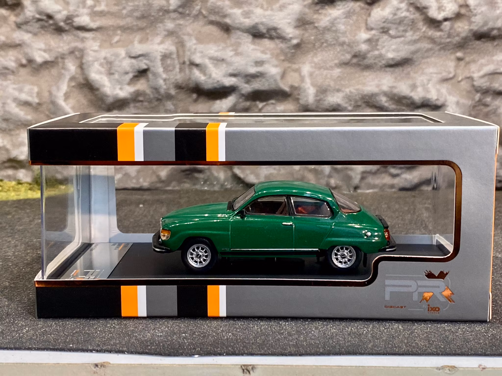 NYHET!!! Skala 1/43 Mycket fin SAAB 96 V4 80' fr PRX-models / IXO Models