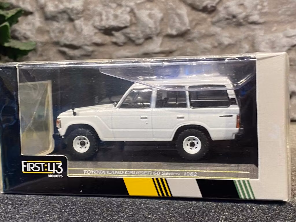 Skala 1/43 - Mycket fin Toyota Land Cruiser 60 Series - 1982 från First:43