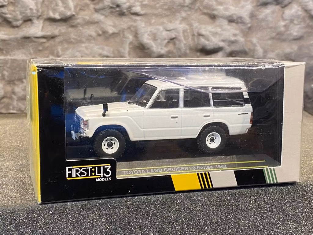 Skala 1/43 - Mycket fin Toyota Land Cruiser 60 Series - 1982 från First:43
