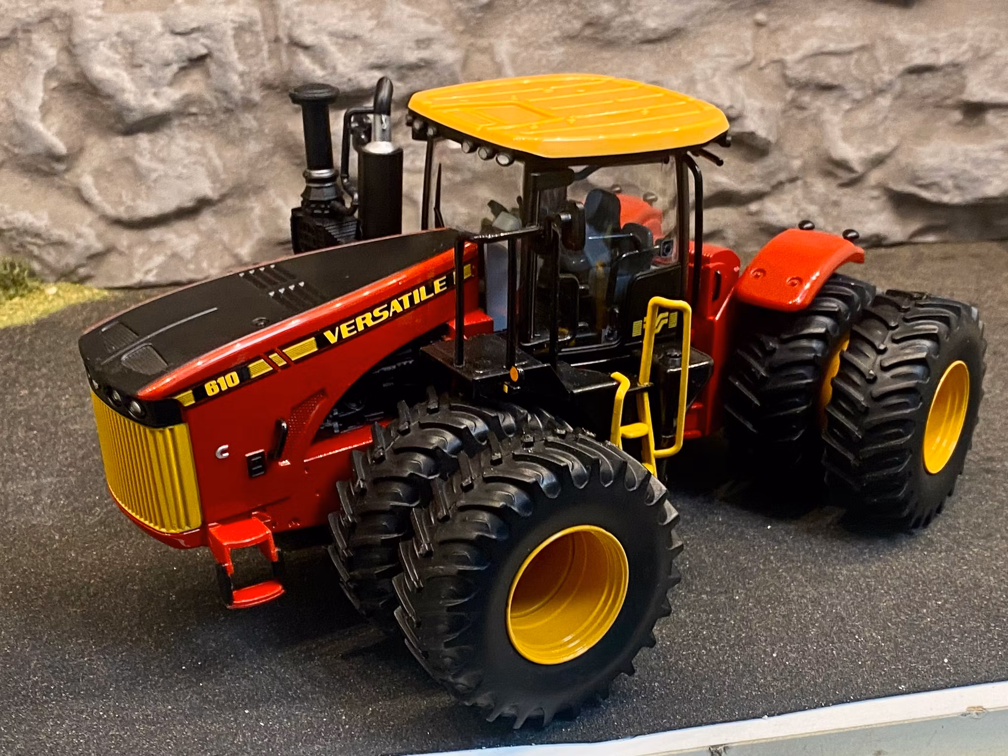 Skala 1/32: Unik Kanadensisk Traktor: VERSATILE 4WD Tractor 610 från ERTL
