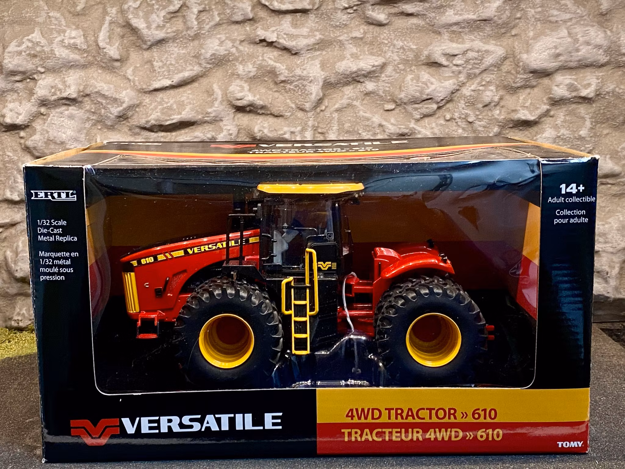 Skala 1/32: Unik Kanadensisk Traktor: VERSATILE 4WD Tractor 610 från ERTL