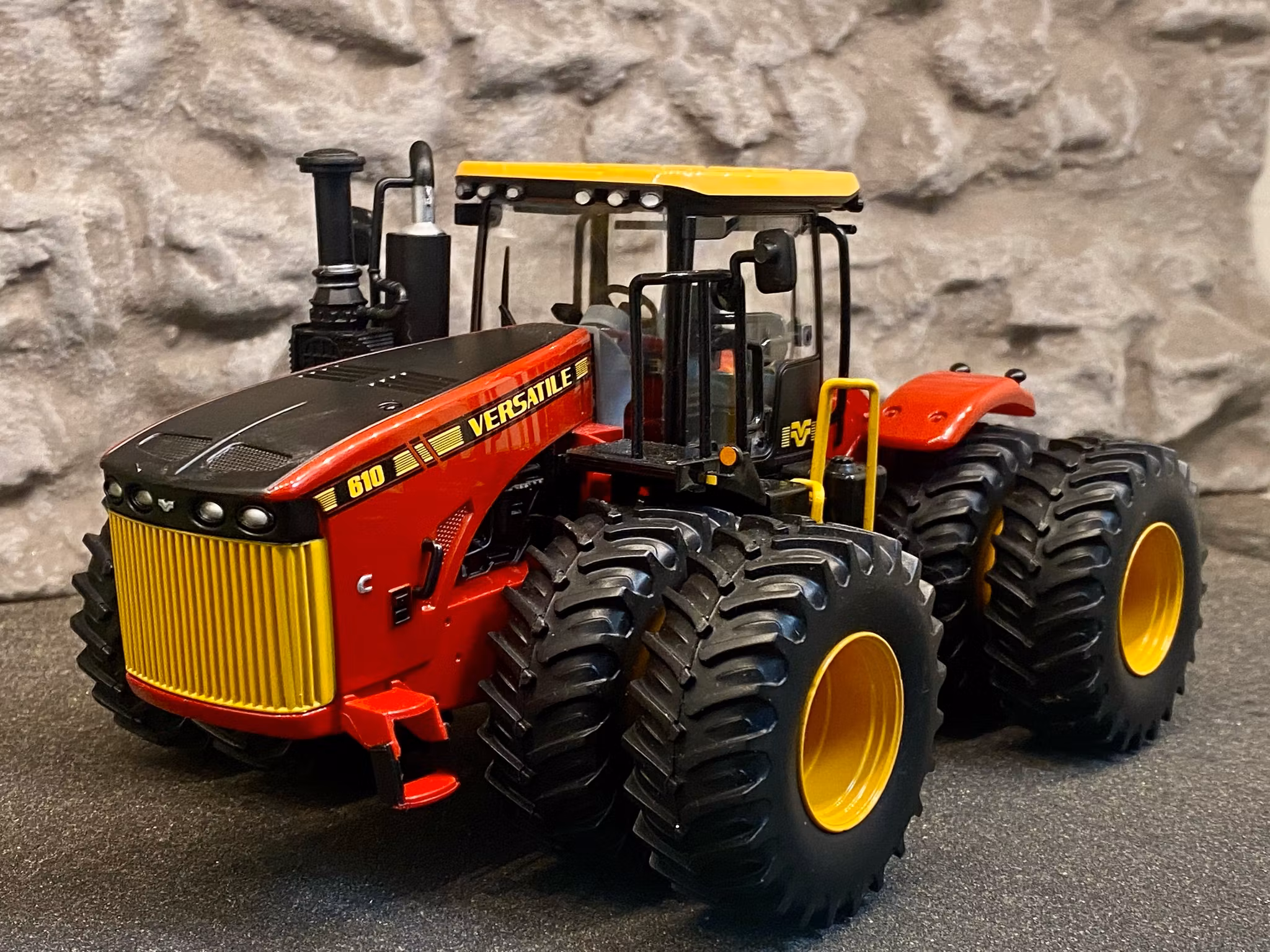 Skala 1/32: Unik Kanadensisk Traktor: VERSATILE 4WD Tractor 610 från ERTL