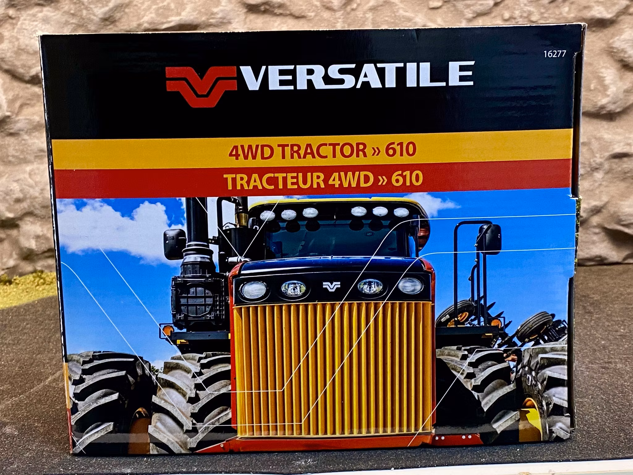 Skala 1/32: Unik Kanadensisk Traktor: VERSATILE 4WD Tractor 610 från ERTL