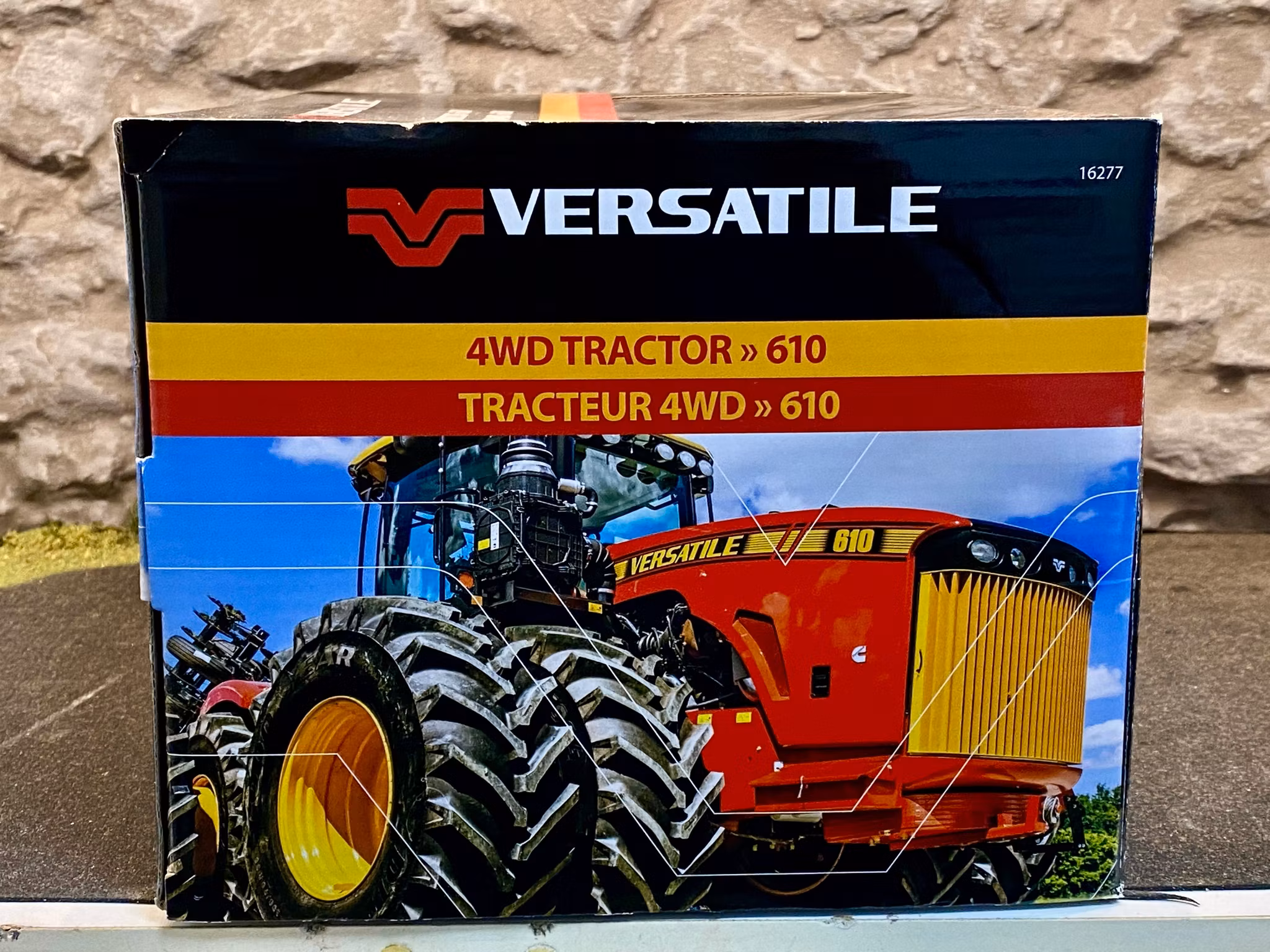 Skala 1/32: Unik Kanadensisk Traktor: VERSATILE 4WD Tractor 610 från ERTL