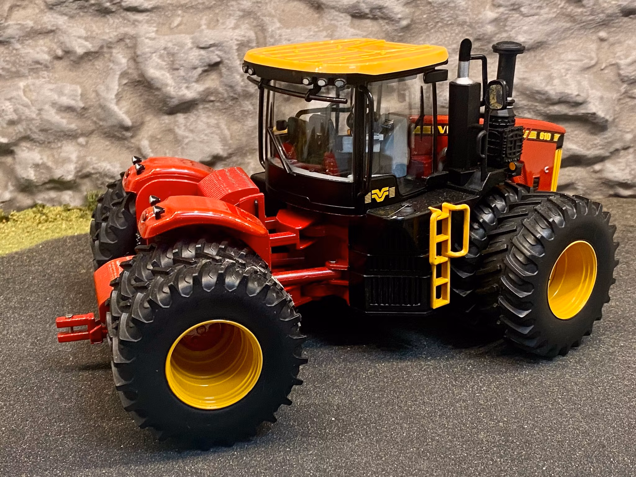 Skala 1/32: Unik Kanadensisk Traktor: VERSATILE 4WD Tractor 610 från ERTL