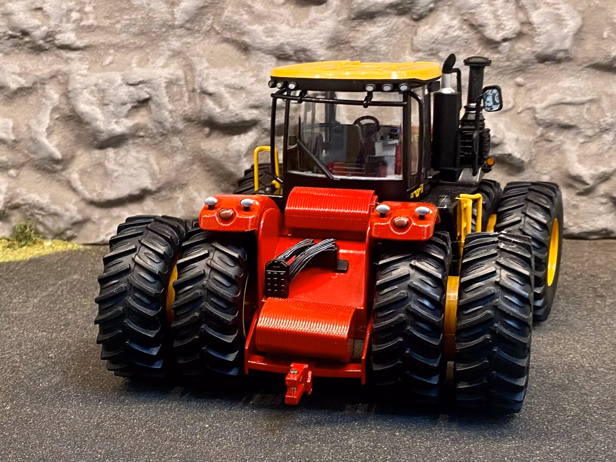 Skala 1/32: Unik Kanadensisk Traktor: VERSATILE 4WD Tractor 610 från ERTL