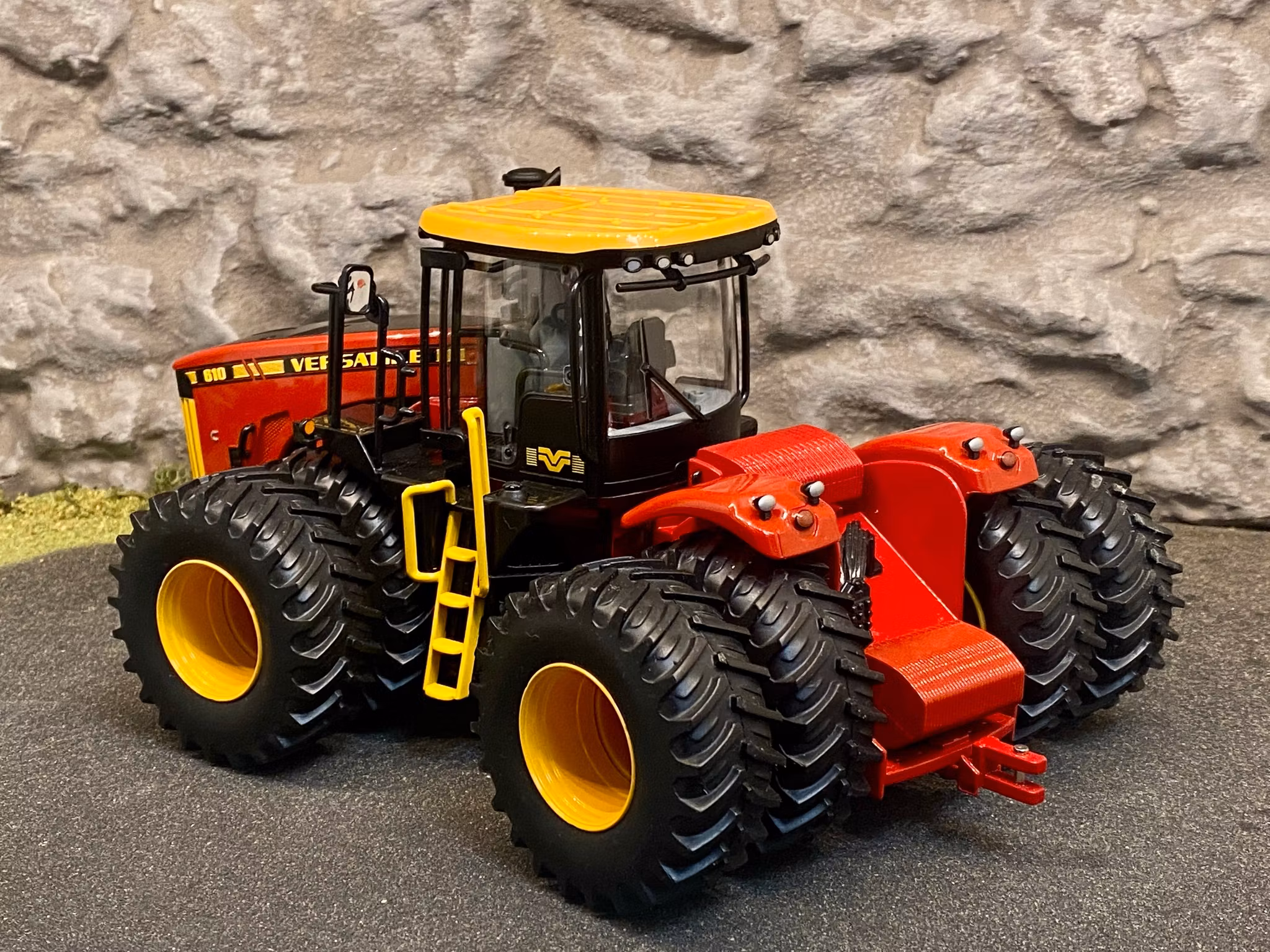 Skala 1/32: Unik Kanadensisk Traktor: VERSATILE 4WD Tractor 610 från ERTL