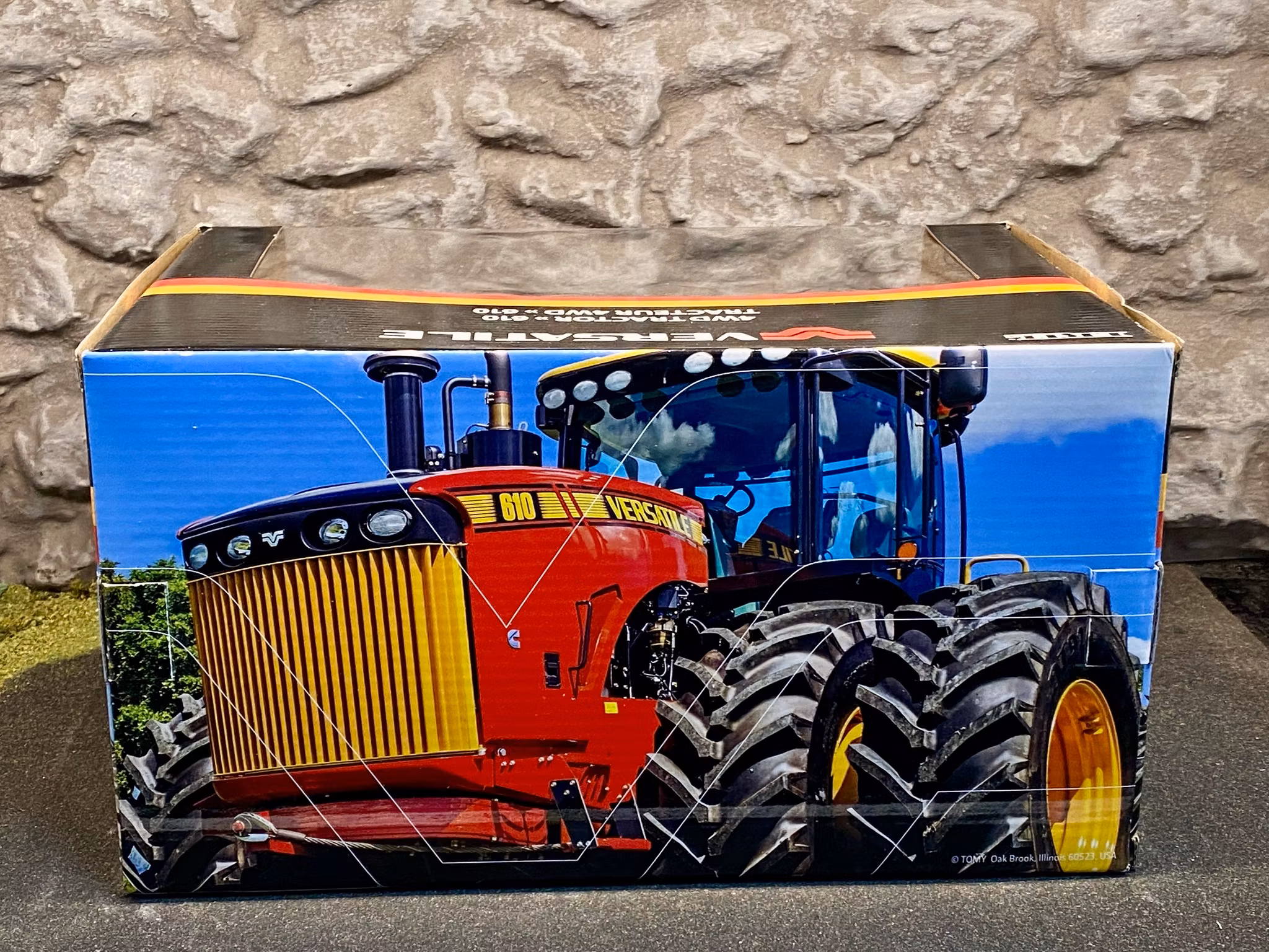 Skala 1/32: Unik Kanadensisk Traktor: VERSATILE 4WD Tractor 610 från ERTL