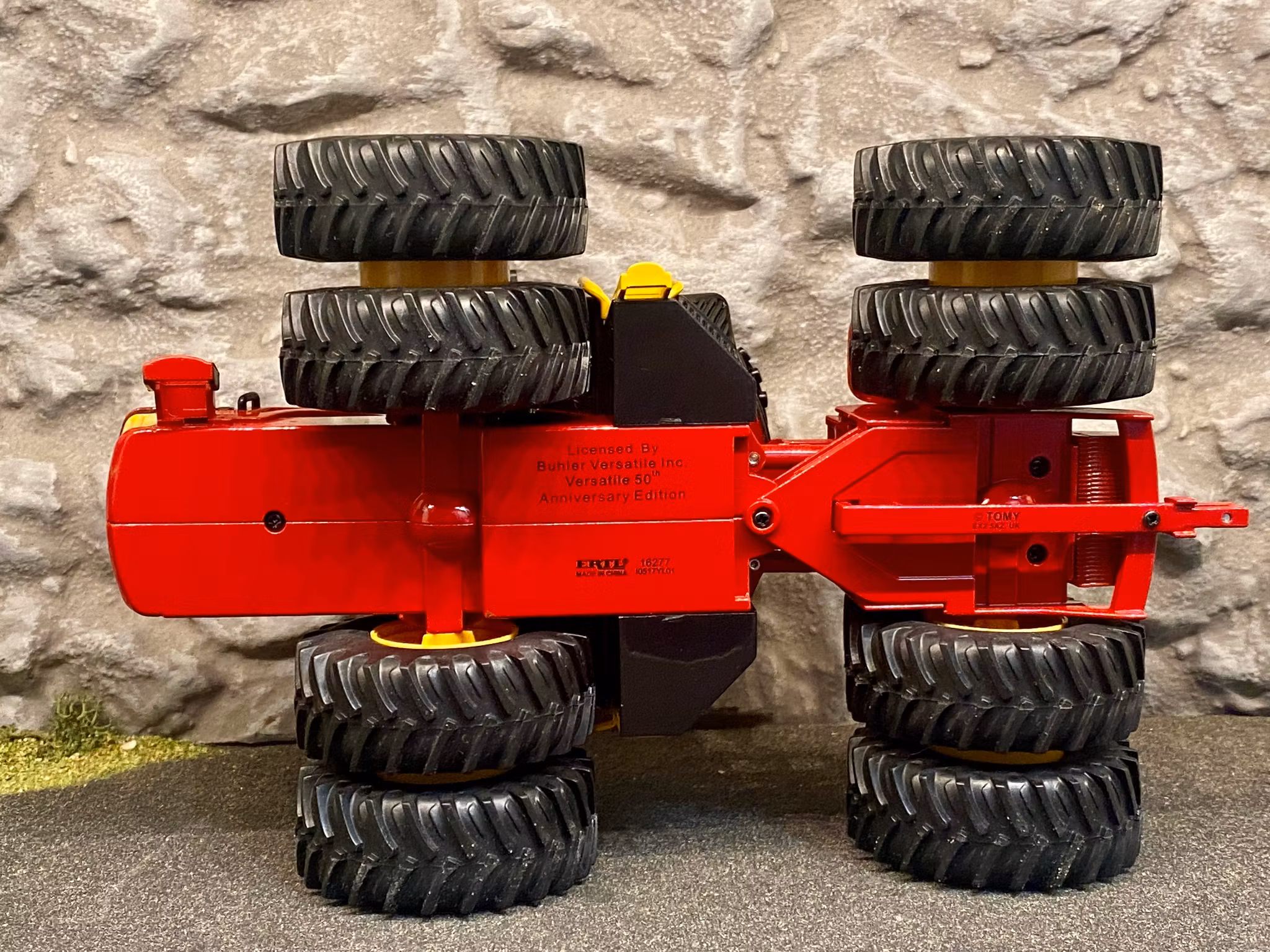 Skala 1/32: Unik Kanadensisk Traktor: VERSATILE 4WD Tractor 610 från ERTL