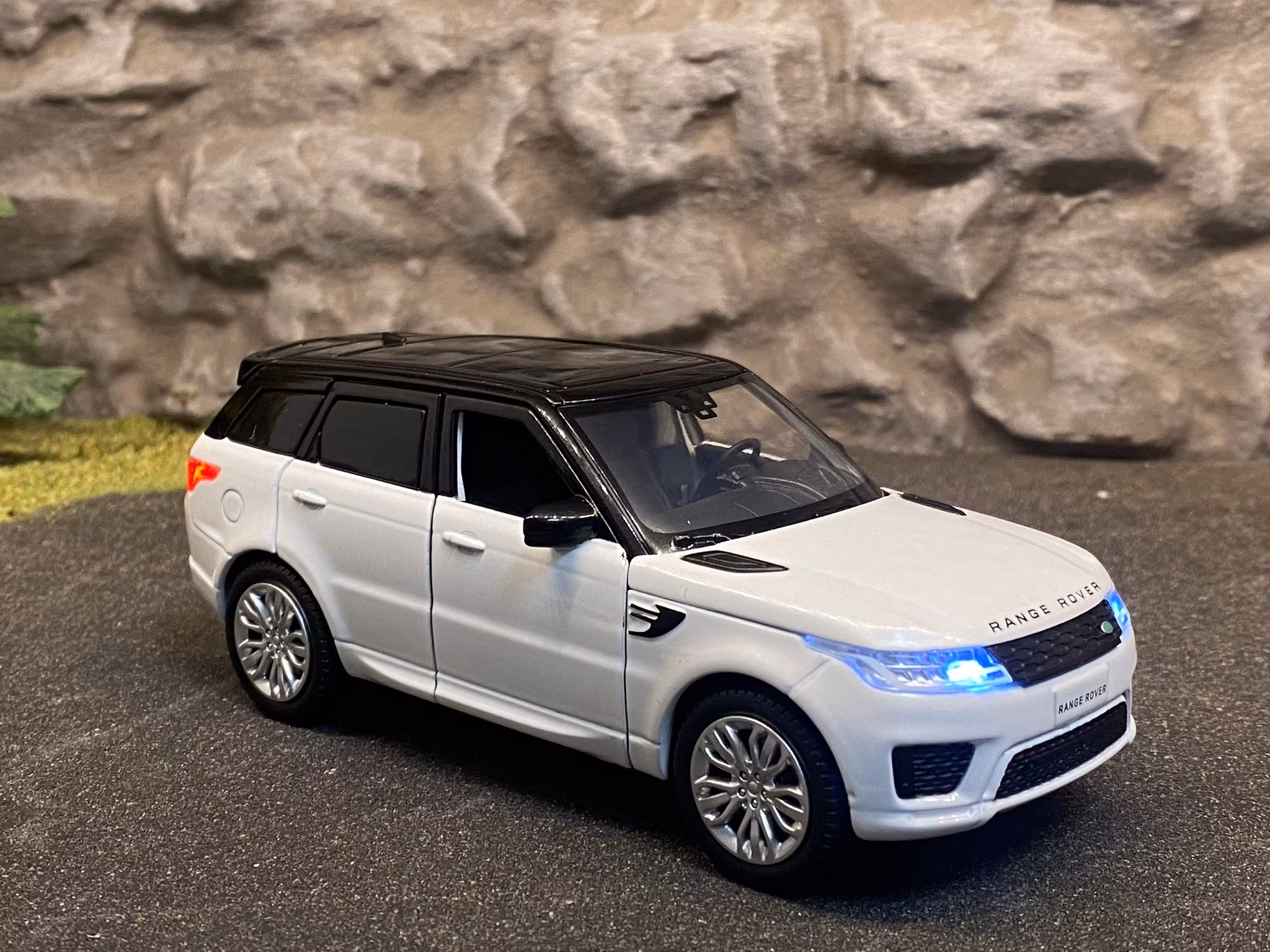 Skala 1/32 Range Rover Sport, Vit m Svart tak, från Tayumo