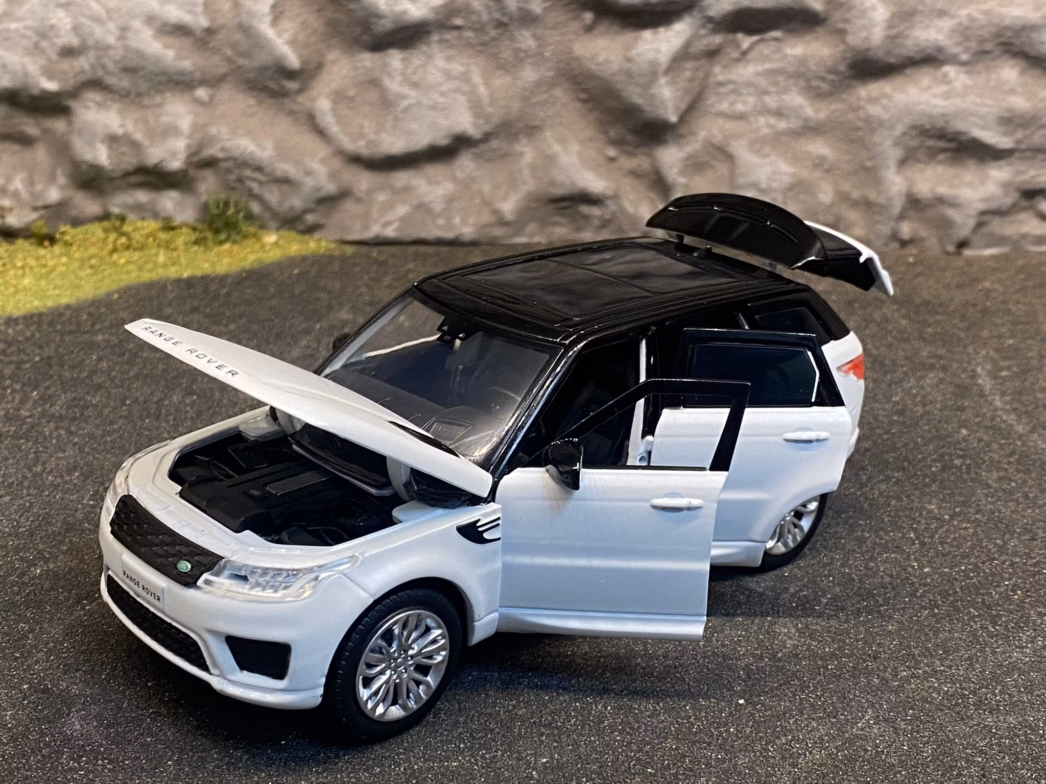 Skala 1/32 Range Rover Sport, Vit m Svart tak, från Tayumo