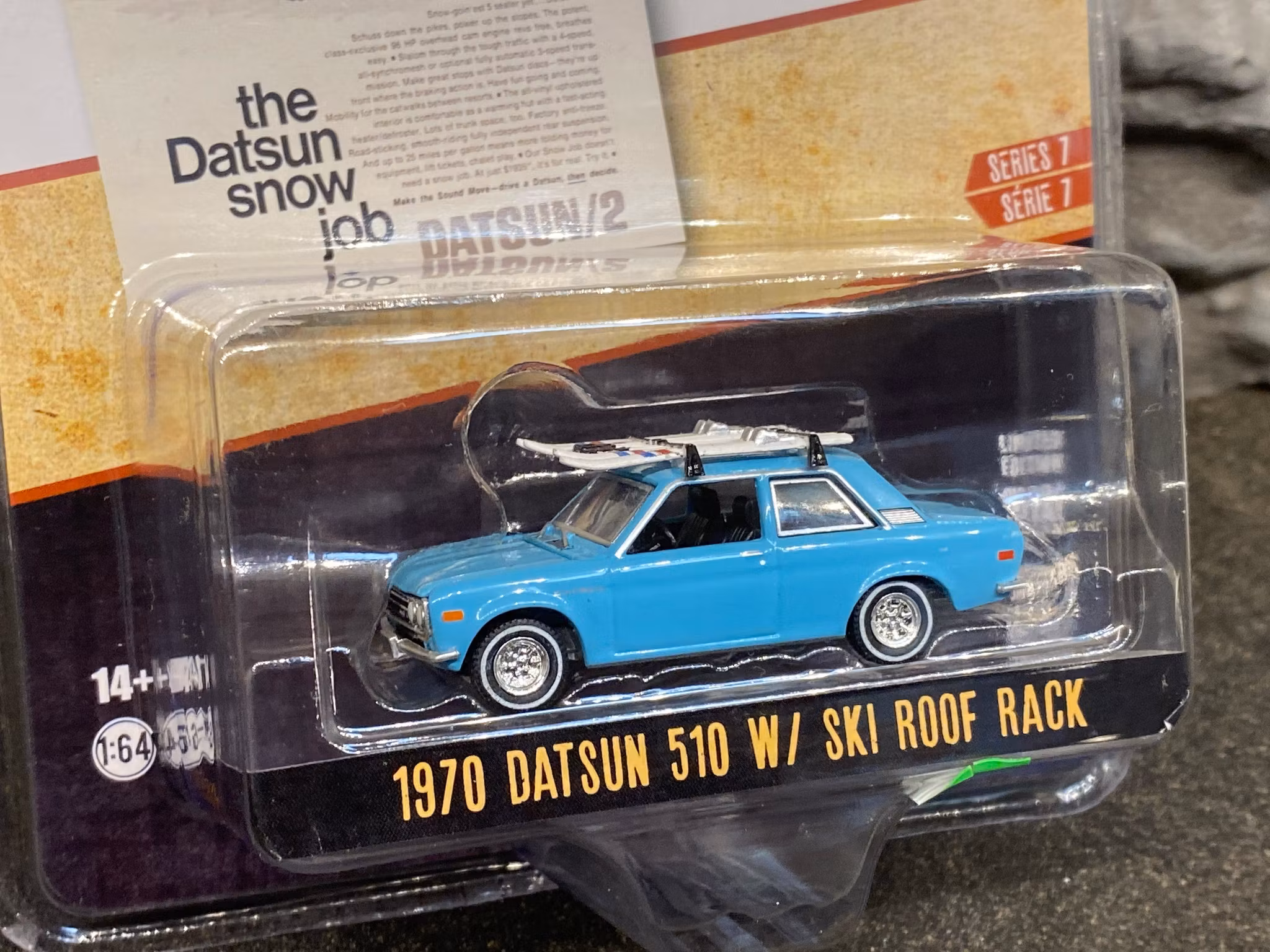Skala 1/64 Datsun 510 med Takräcke m skidor Ser.7 "Vintage AD Cars" fr Greenlight