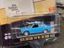 Skala 1/64 Datsun 510 med Takräcke m skidor Ser.7 "Vintage AD Cars" fr Greenlight